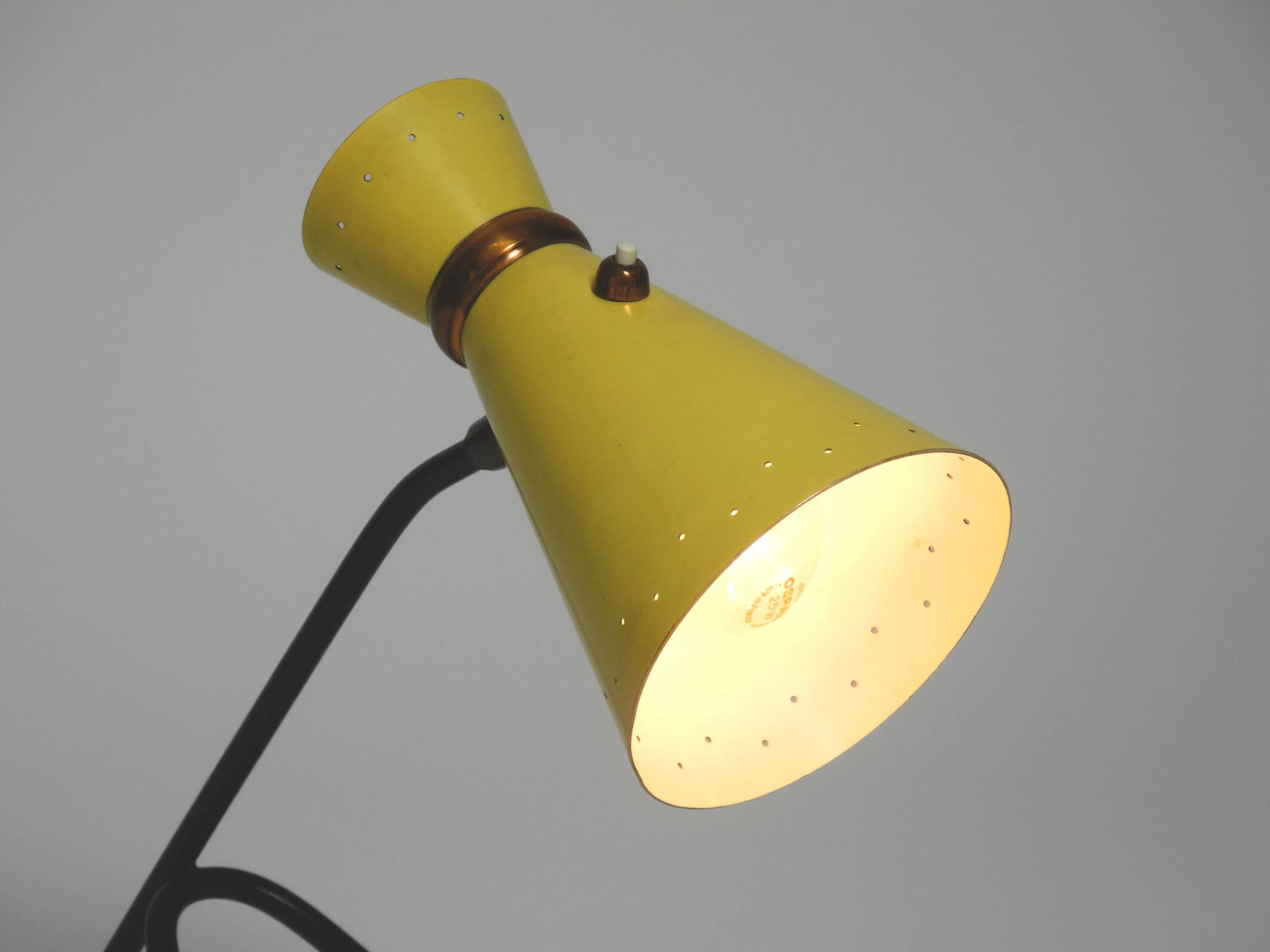 Grande lampe de table sur trépied de style mid-century moderne avec abat-jour diabolo jaune.