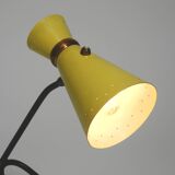 Grande lampe de table sur trépied de style mid-century moderne avec abat-jour diabolo jaune.