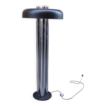 Chromed metal floor lamp by Radice, Italy 1970s, in excellent condition.