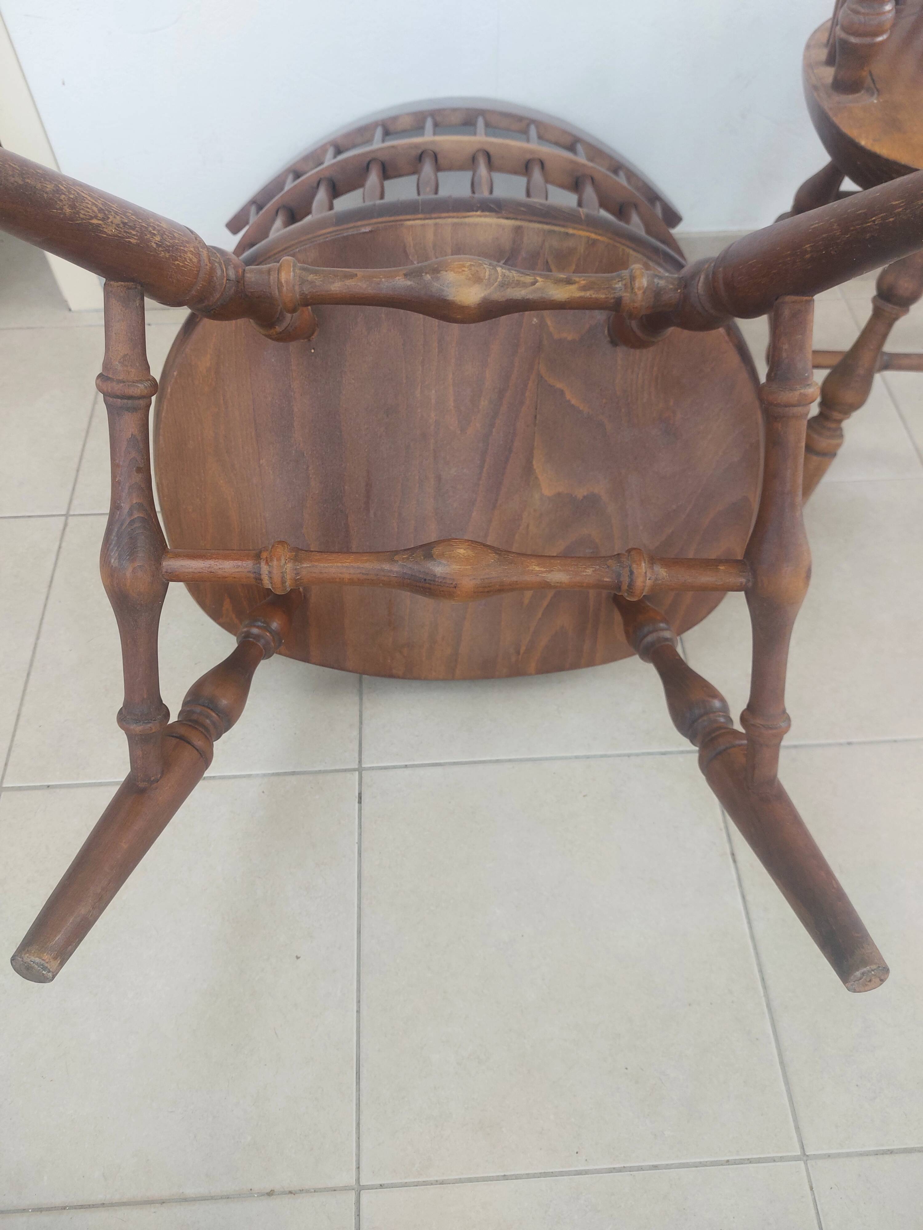 Pair of Windsor armchairs - Noticeable signs of use