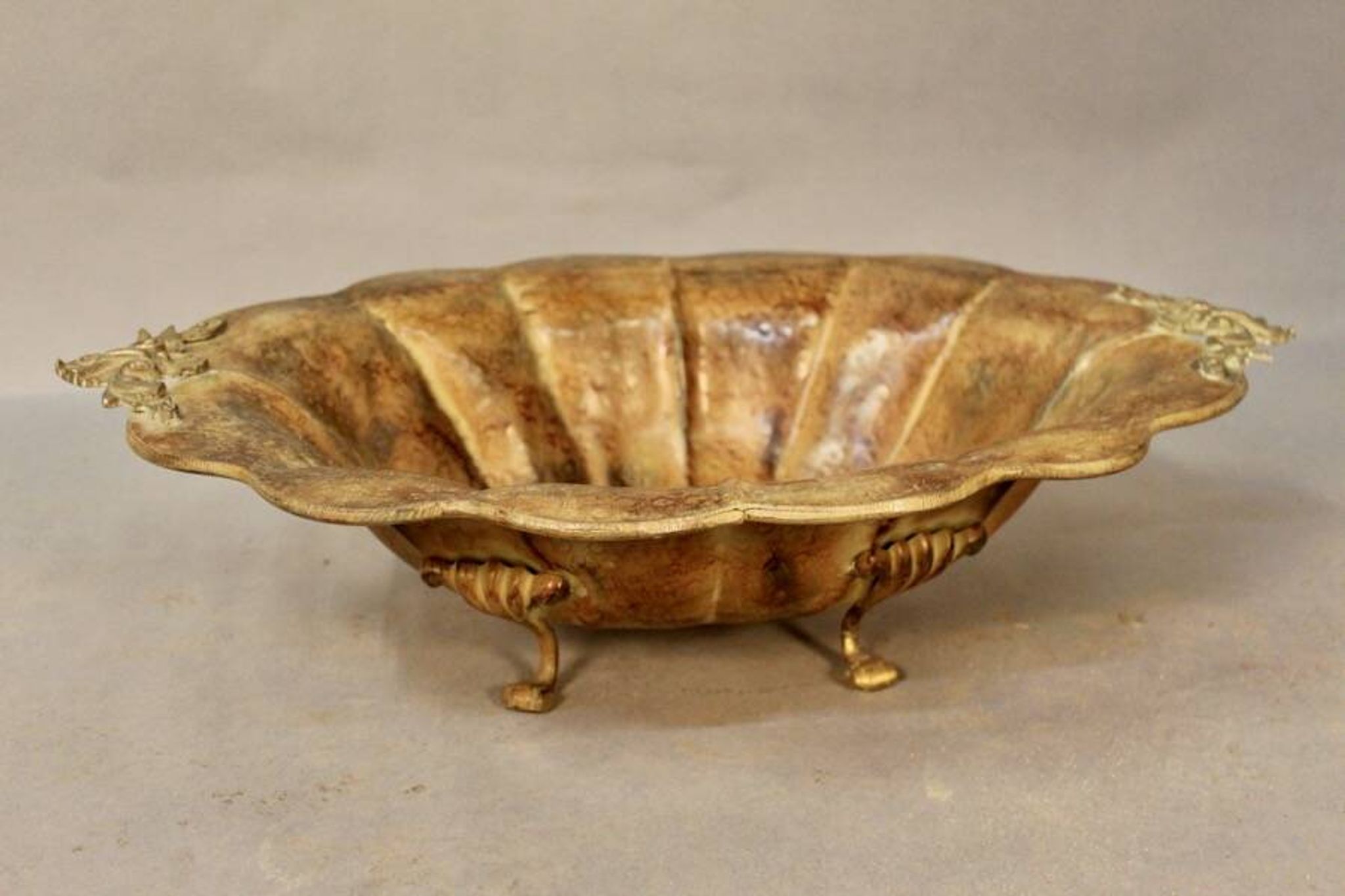 Coupe à fruits en tôle peinte mordorée en forme de coquillage
