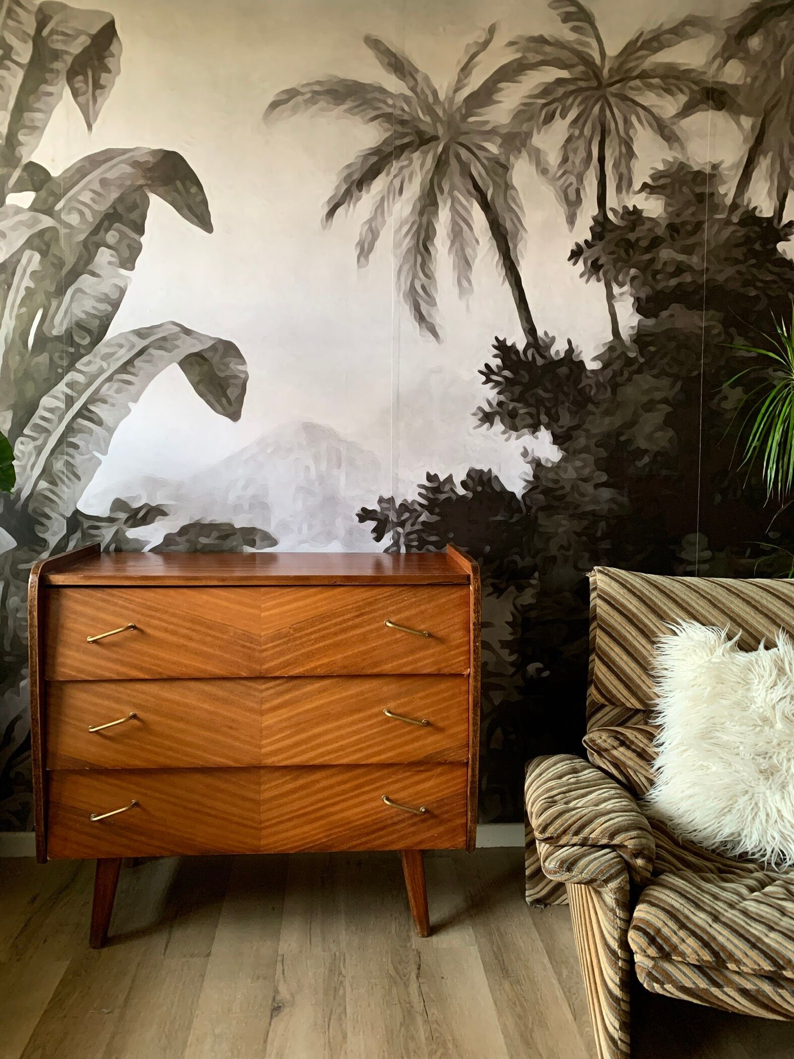 Chest of drawer compass feet