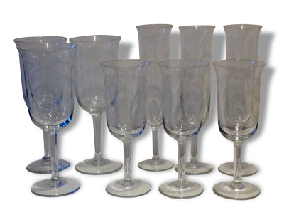Verres anciens gravés/ verres à vin/ verres à eau/ flûtes à champagne