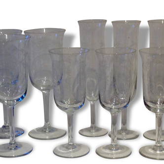 Verres anciens gravés/ verres à vin/ verres à eau/ flûtes à champagne