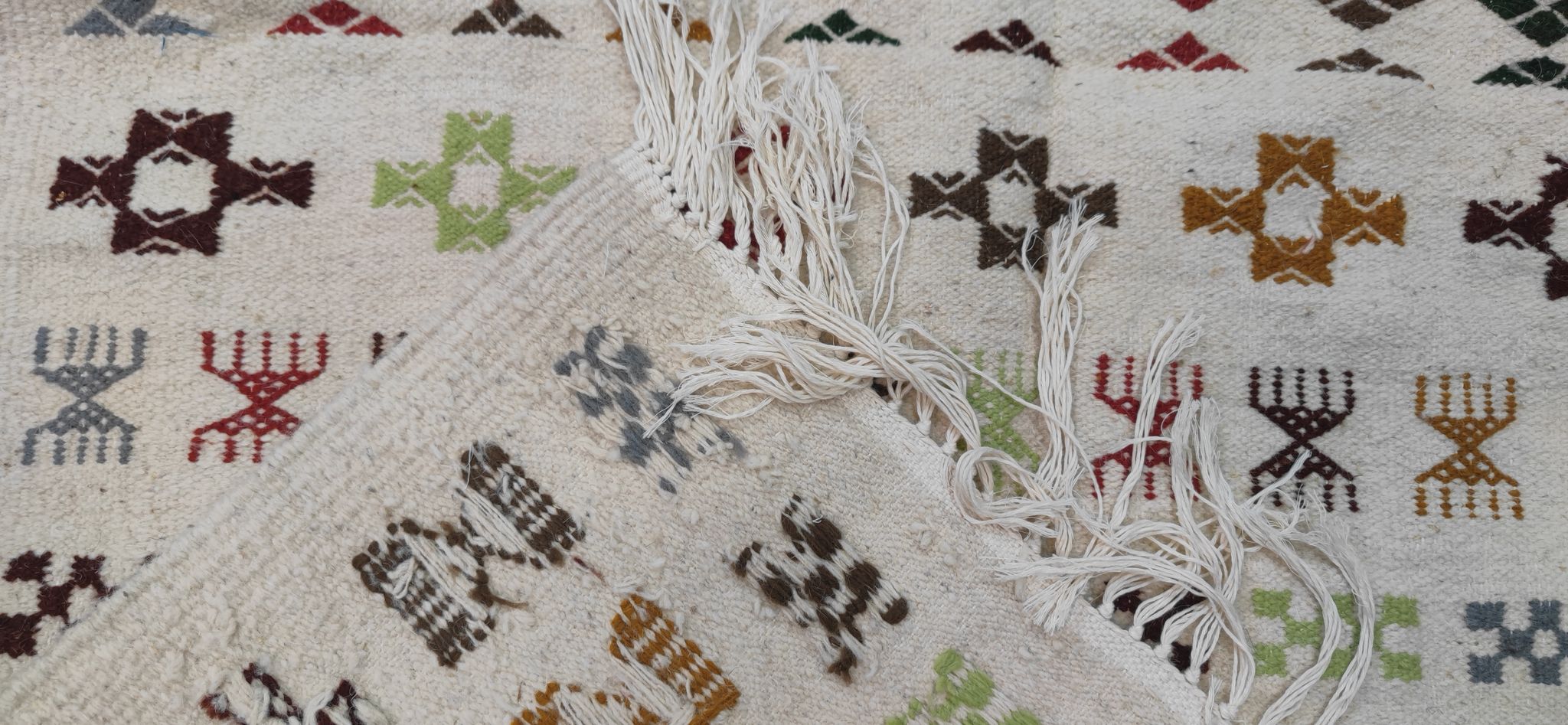 Tapis blanc à motifs berbères multicolores fait main