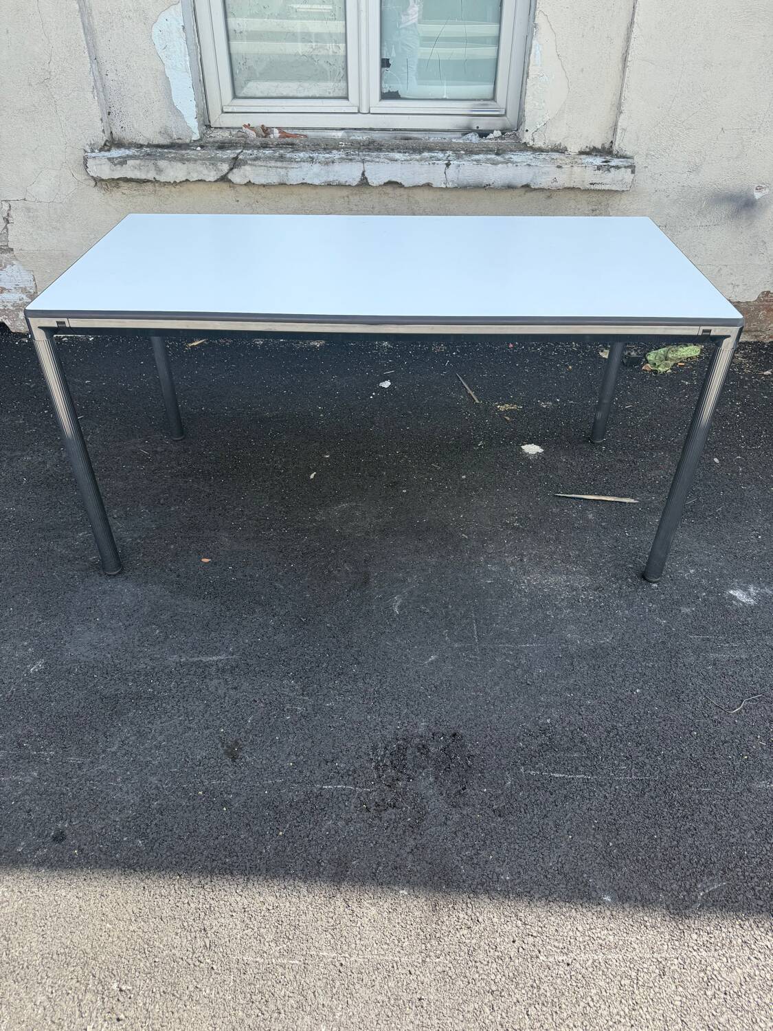Vintage 1990s table with detachable grooved legs