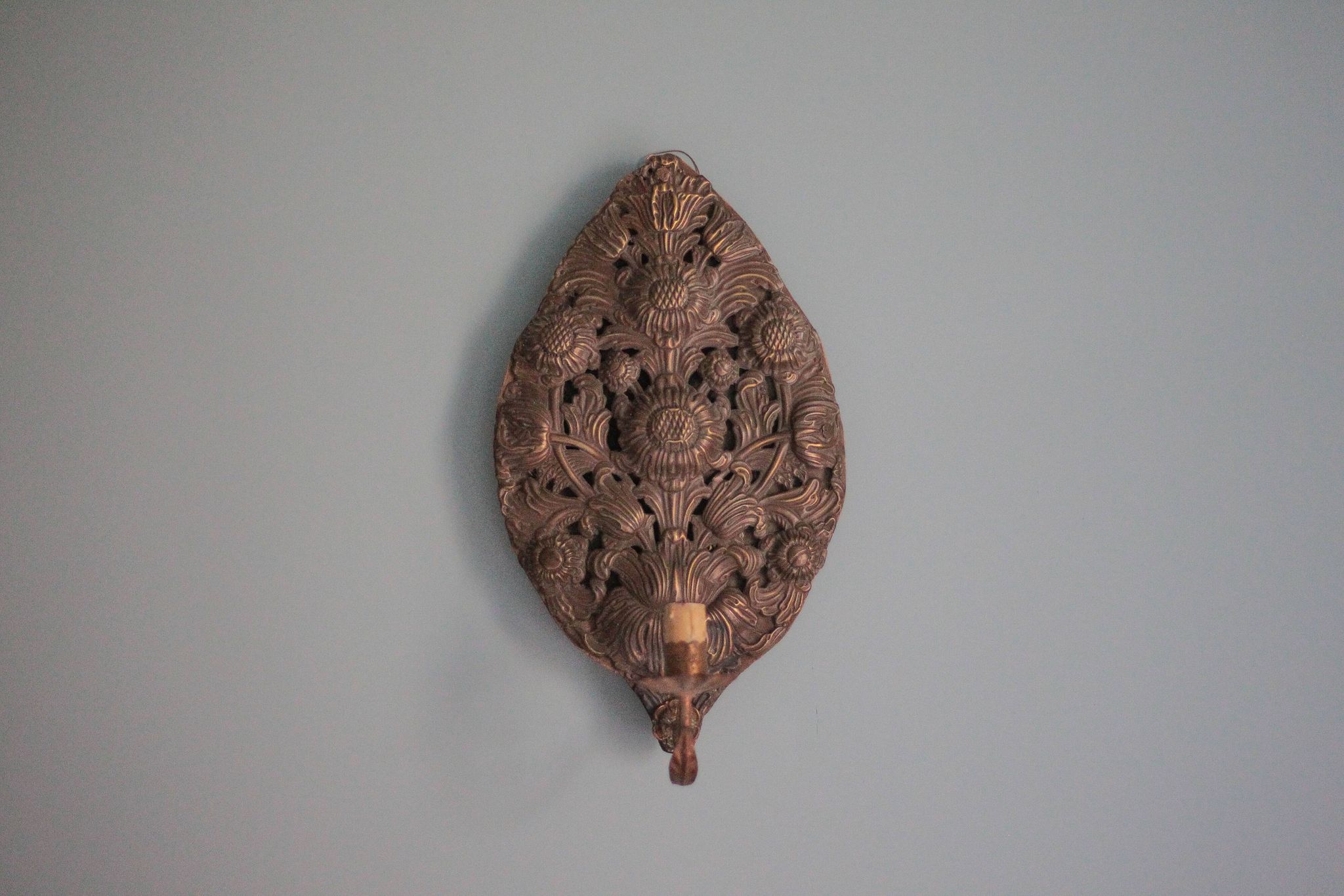 Paire d'appliques laiton repoussé motifs florales, lampe murale, applique