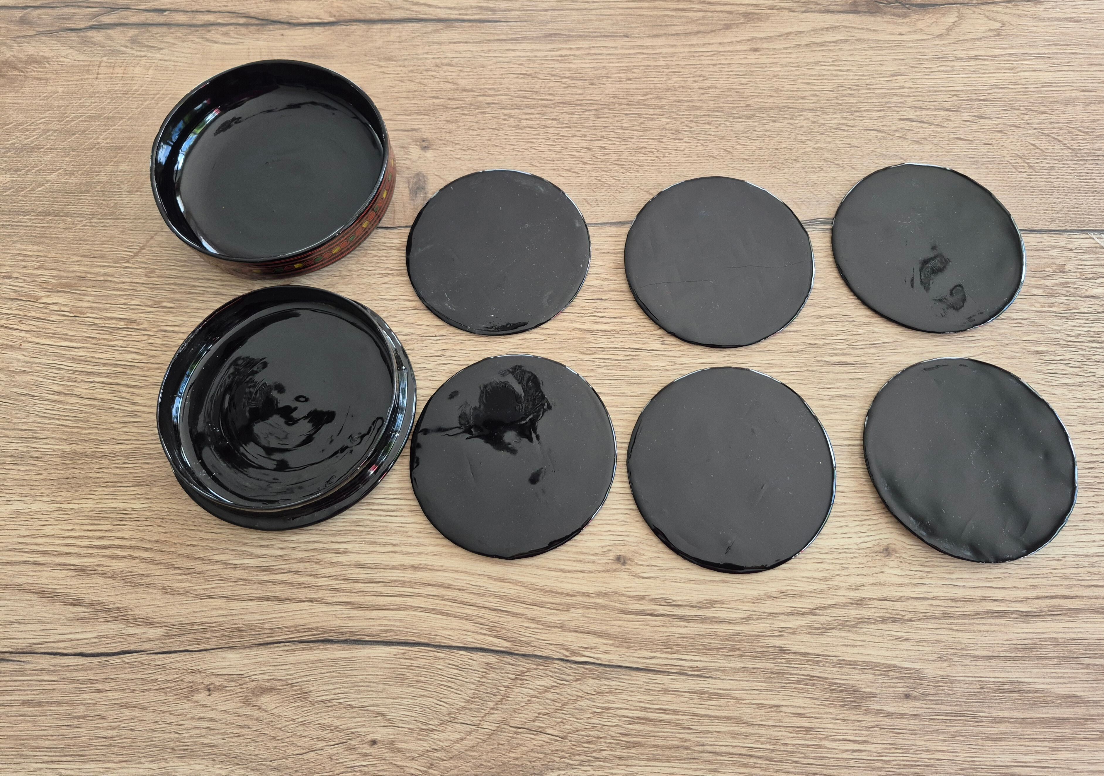Round box and its 6 lacquered wooden coasters hand-painted.