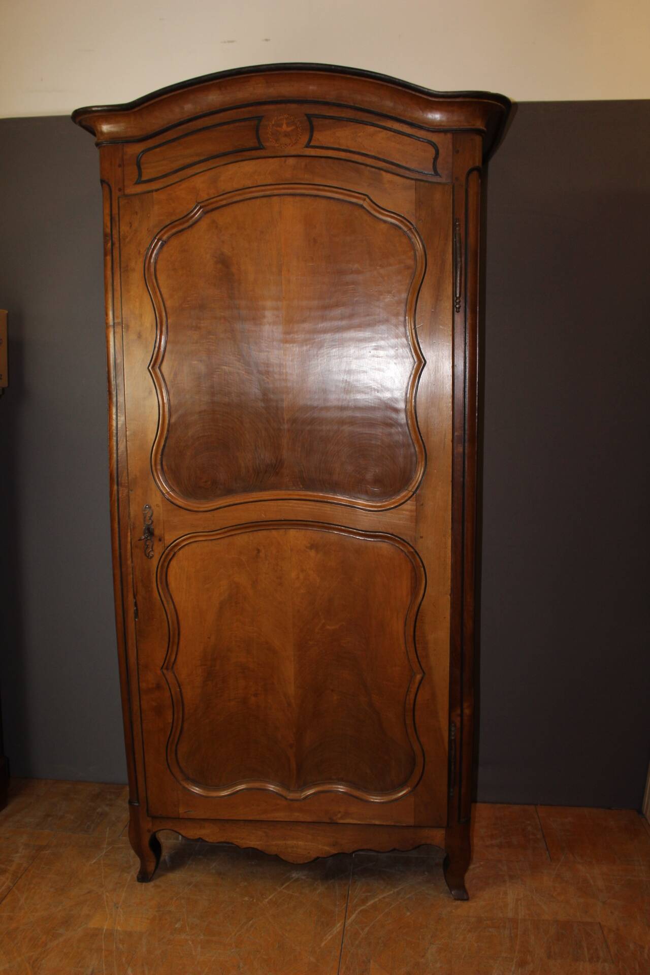 Louis XV bonnetière in walnut from the late 18th century