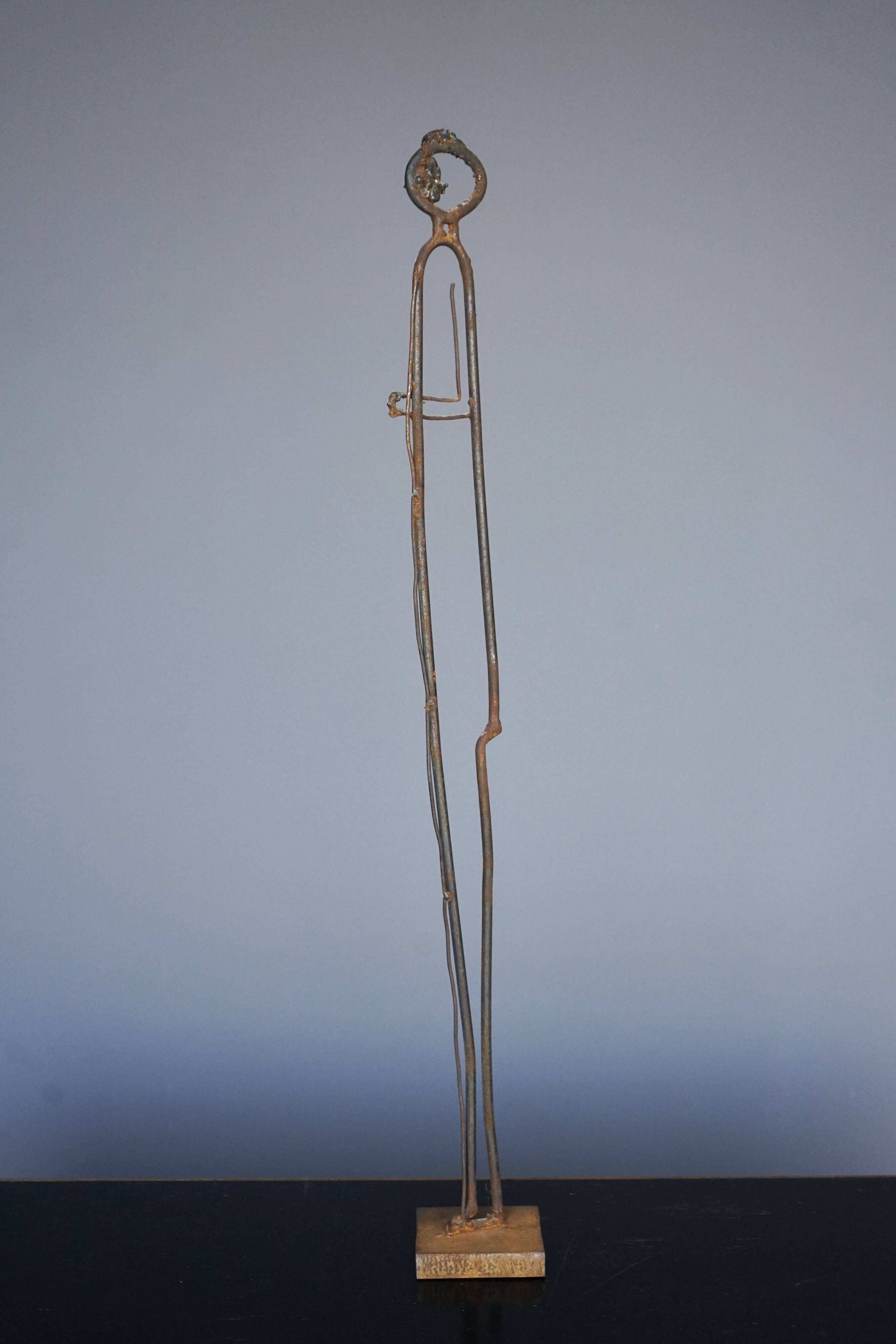 Sculpture en métal représentant un personnage debout. XXe siècle
