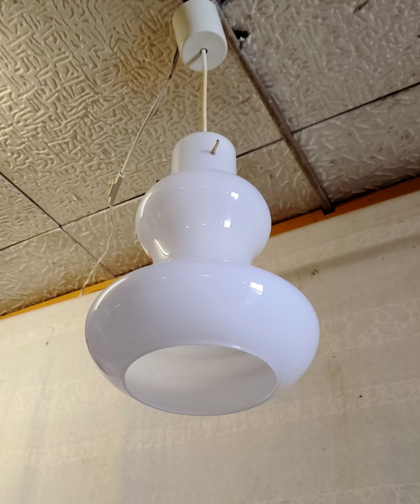 Suspension style scandinave en verre opalin - années 50