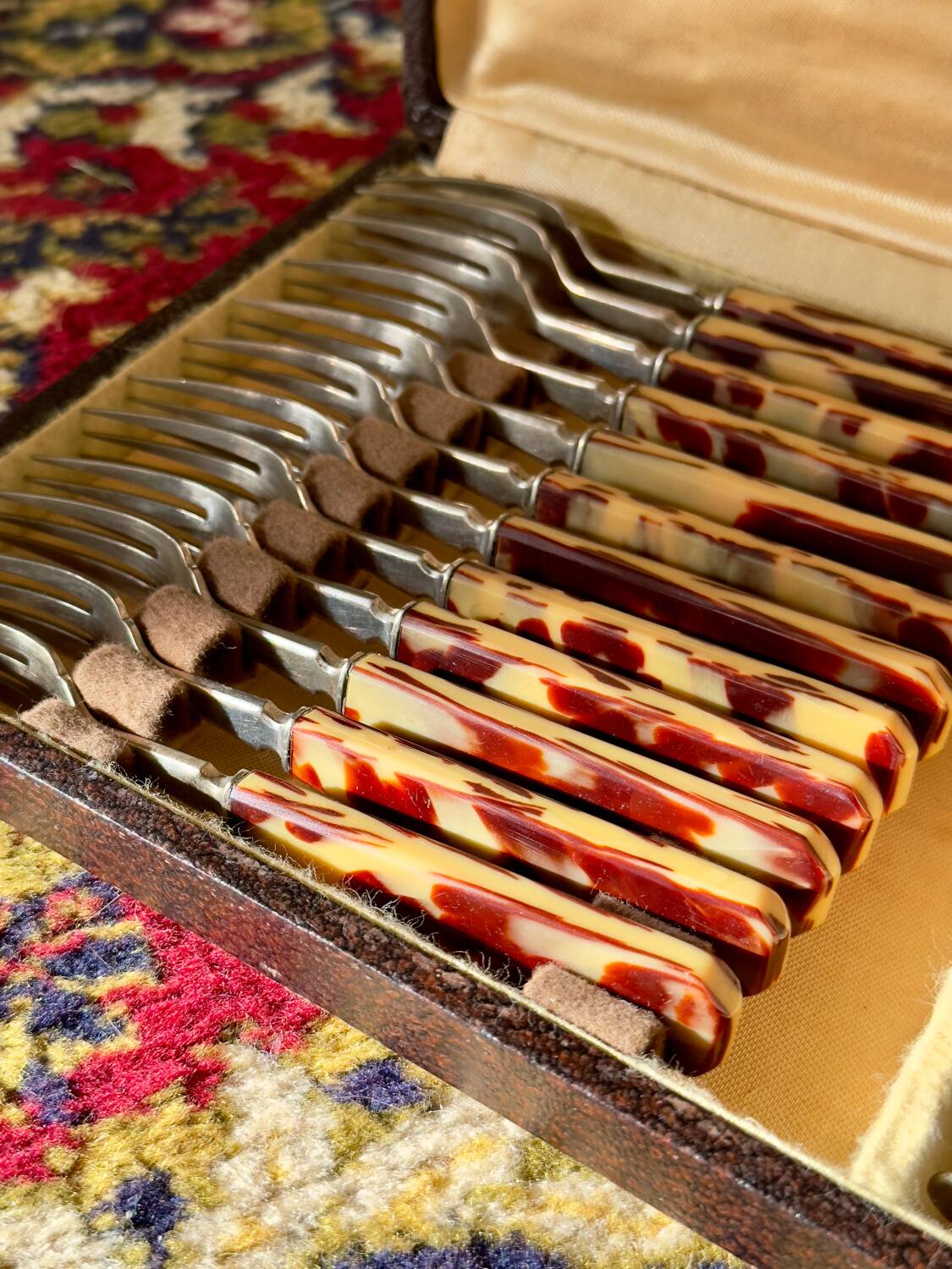 The patterned dessert cutlery box.