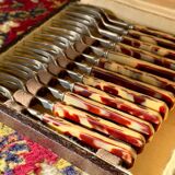 Le coffret de couverts à dessert à motifs.
