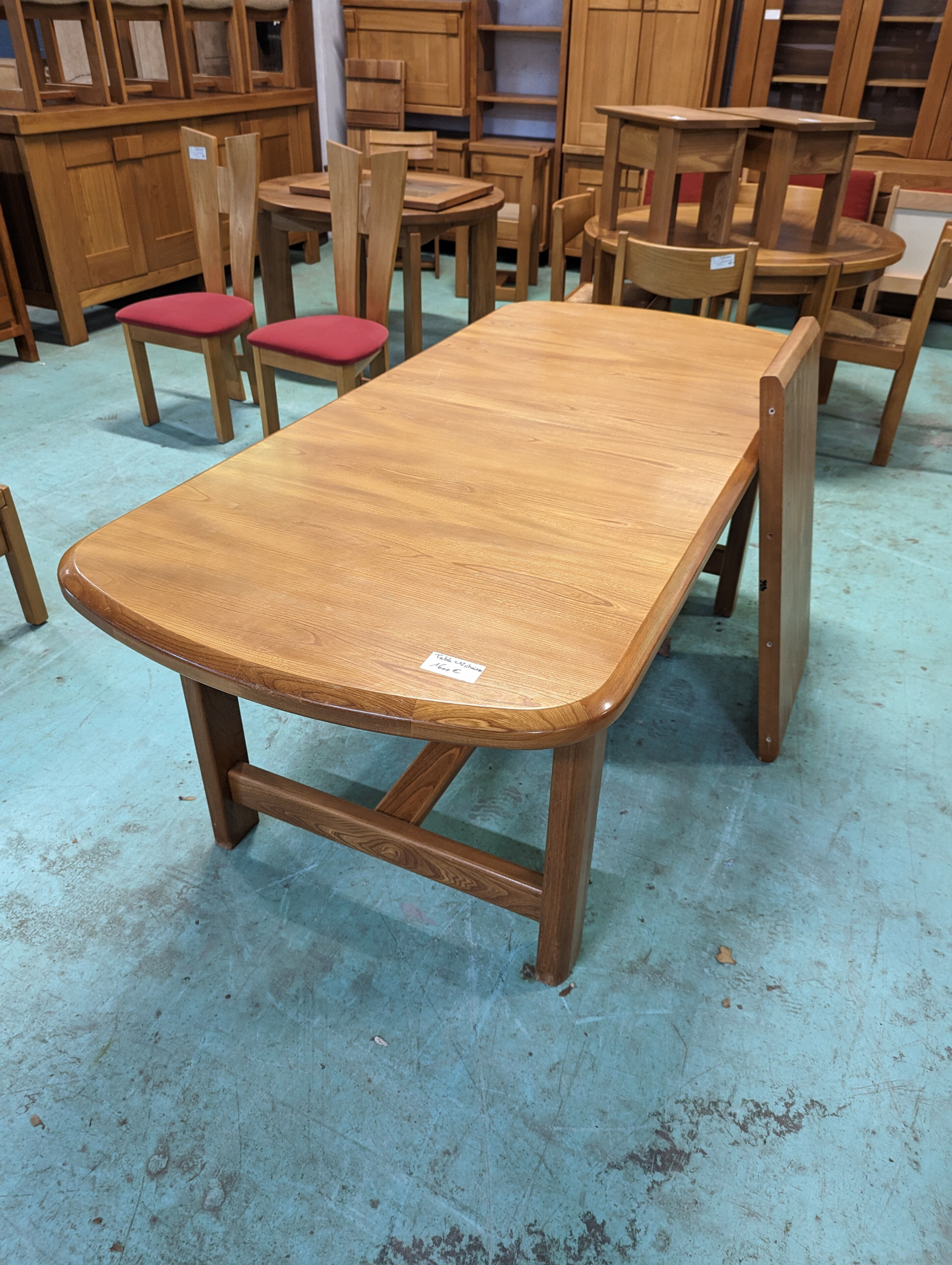 Regain house dining room in elm