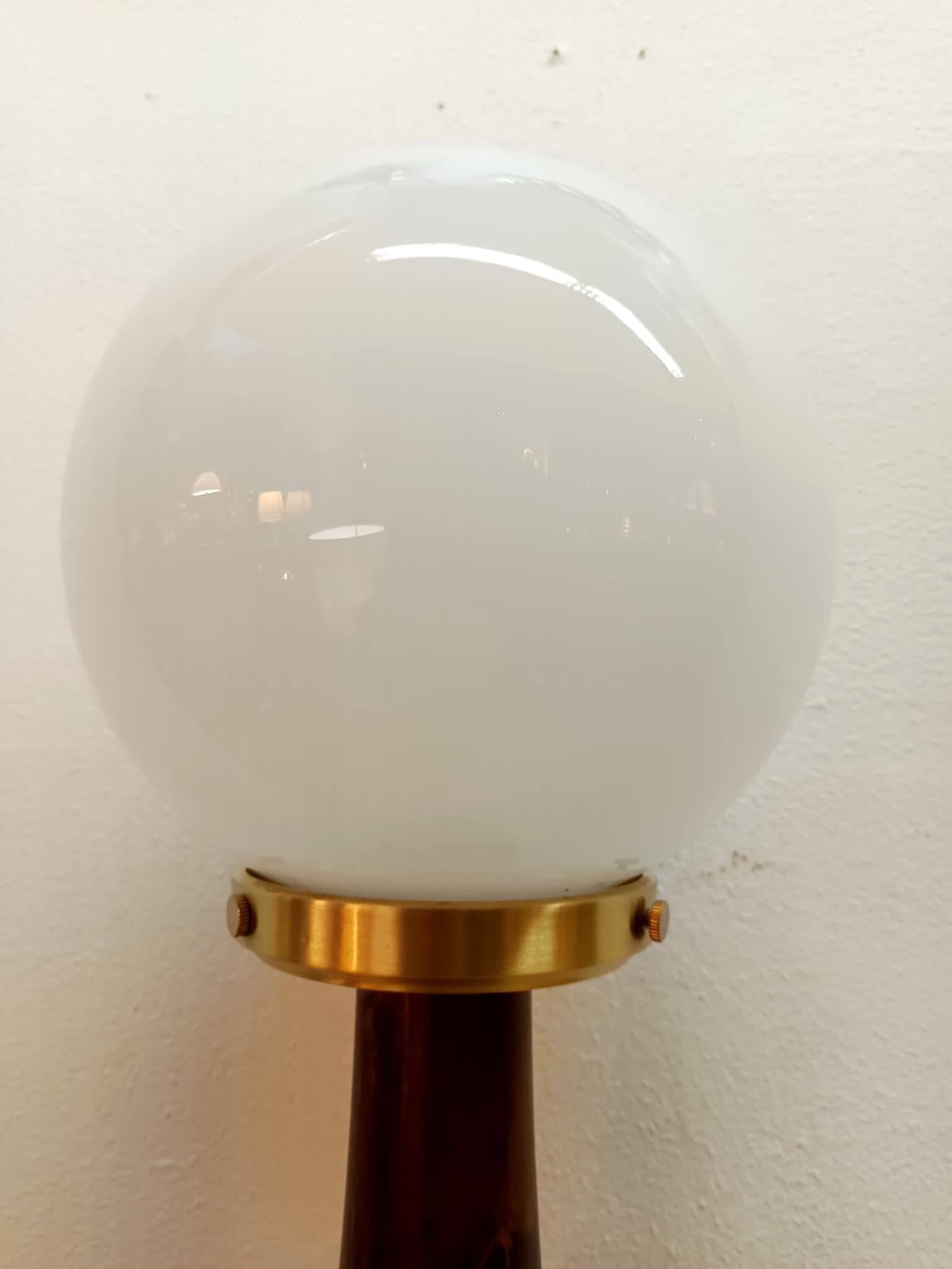 Art Deco lamp in wood and opaline glass