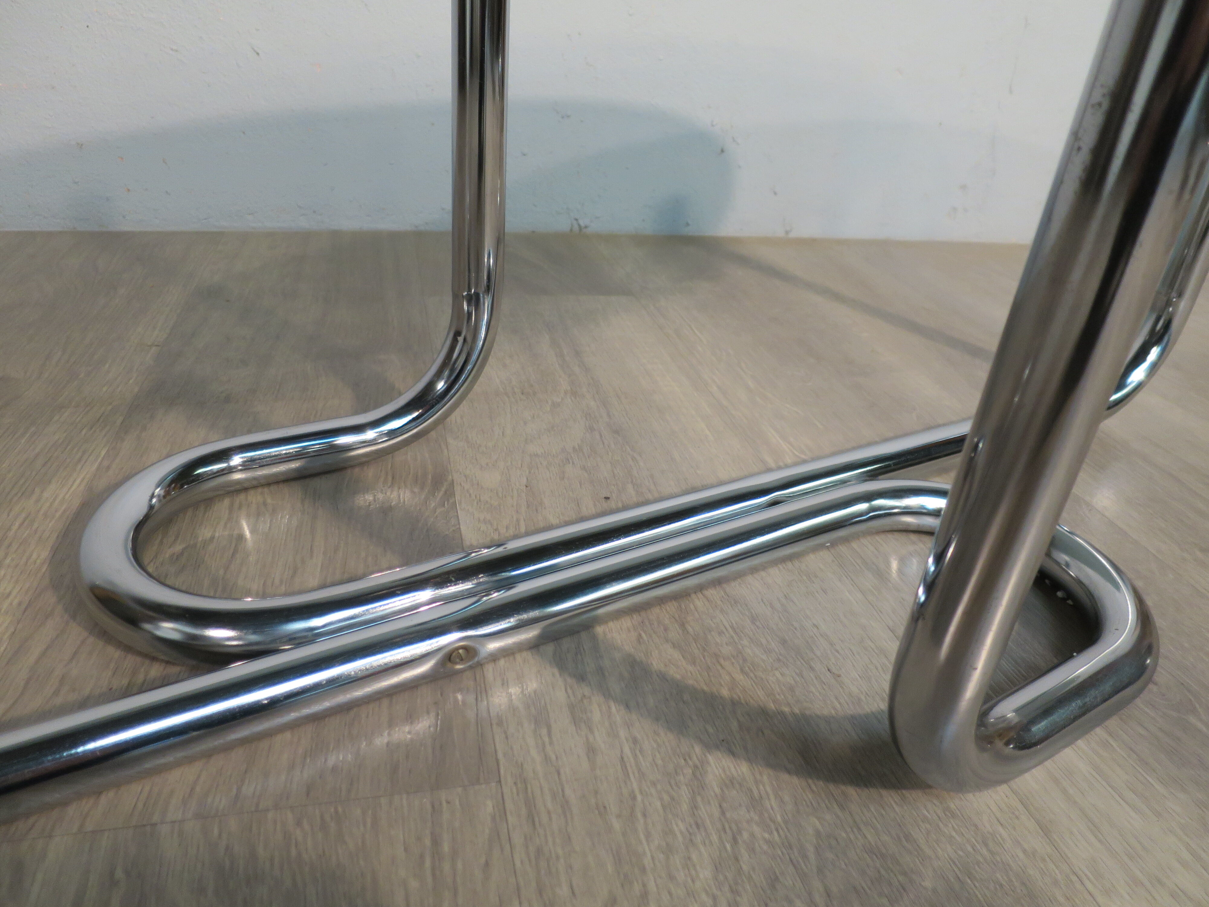 Oval glass coffee table 70