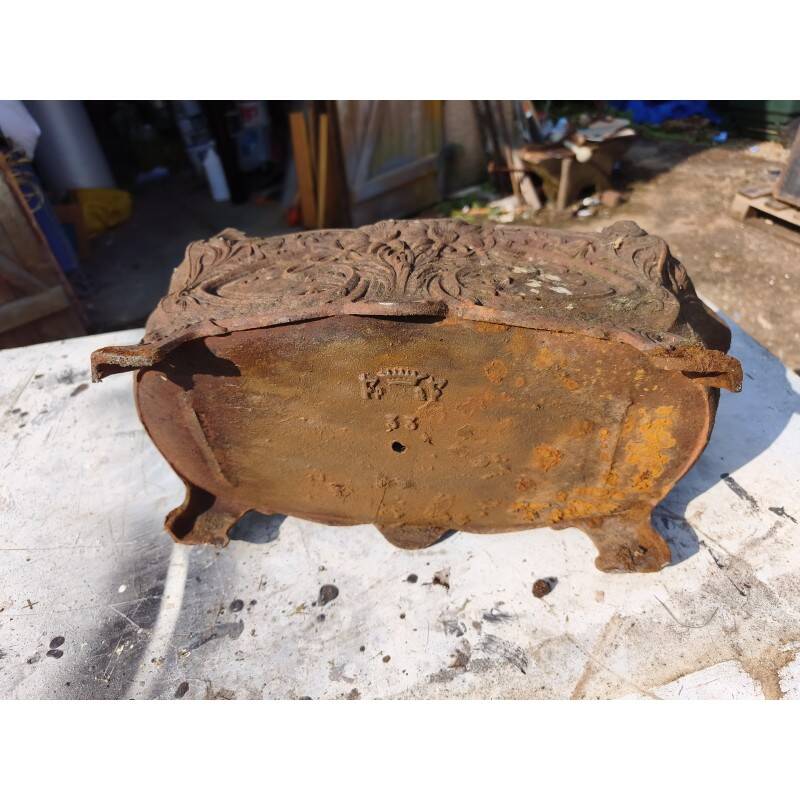 Pair of cast iron planters from 1900 by the Charleville-Mézières establishments.