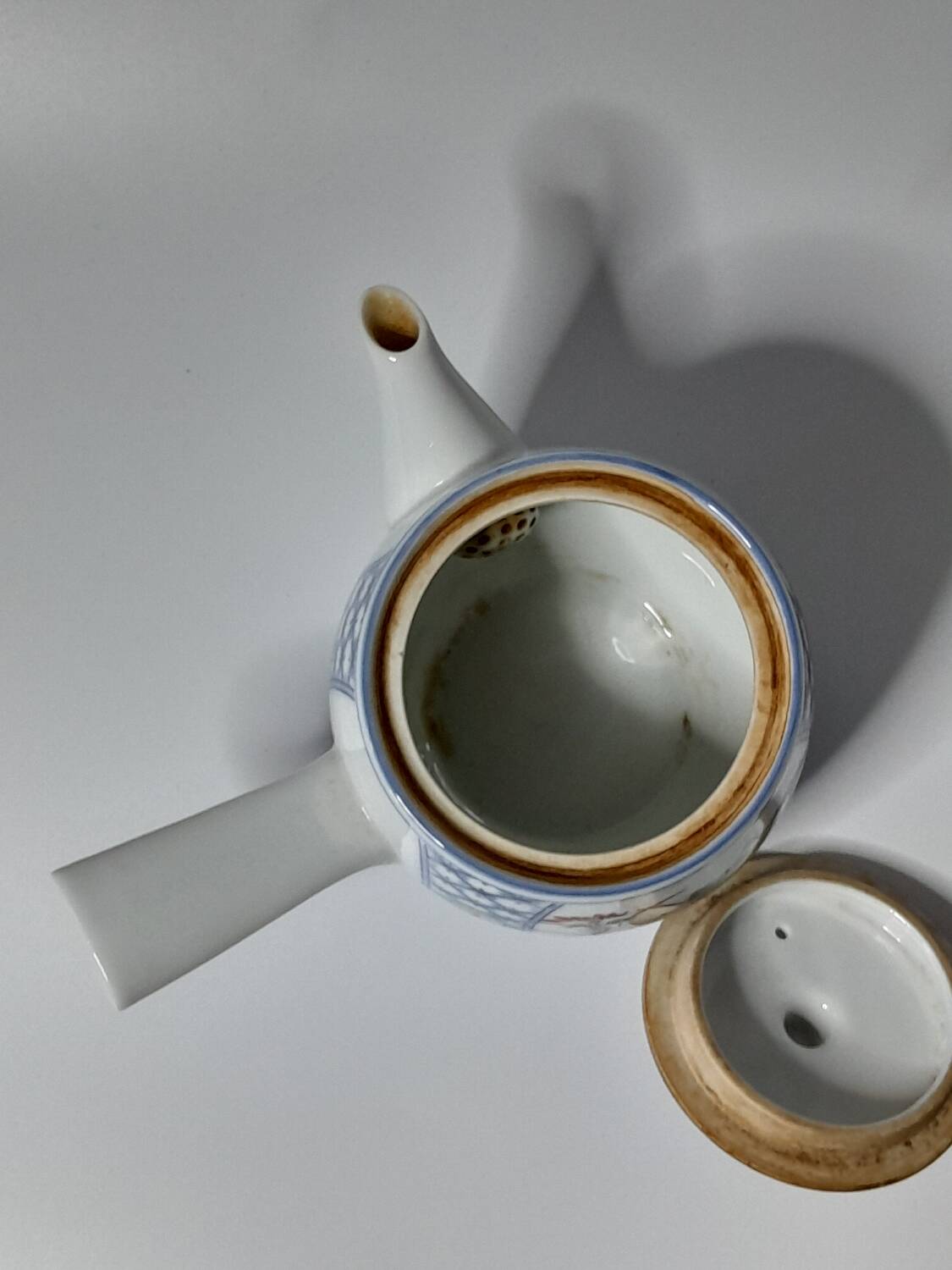 Japanese Kyūsu teapot in Arita porcelain, Imari floral decoration.
