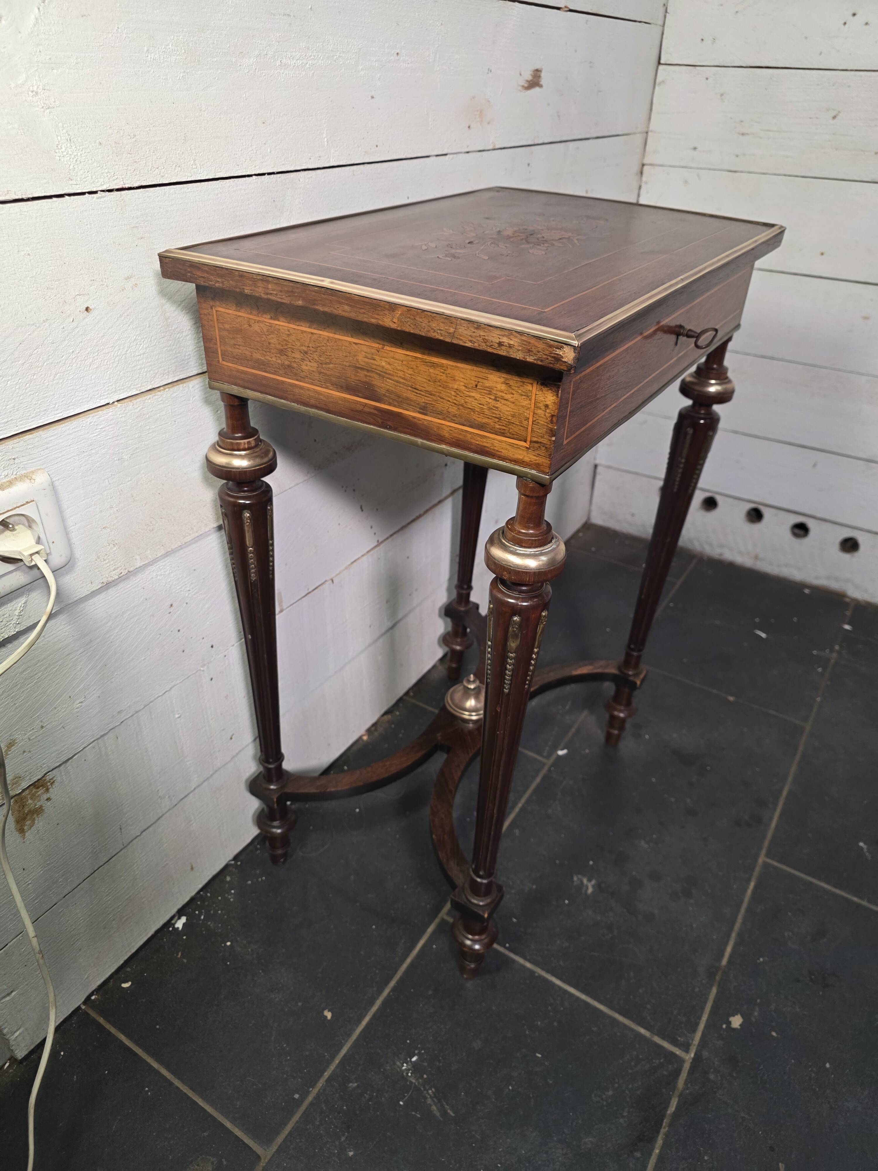 Napoleon III hairdresser in walnut and brass marquetry from the 19th century.