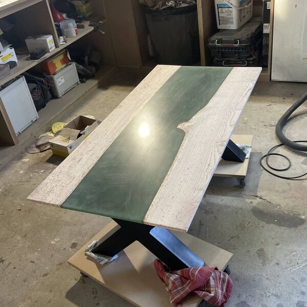 Table Rivière en Bois Massif et Résine Époxy – Pièce Unique, Fabrication Artisanale