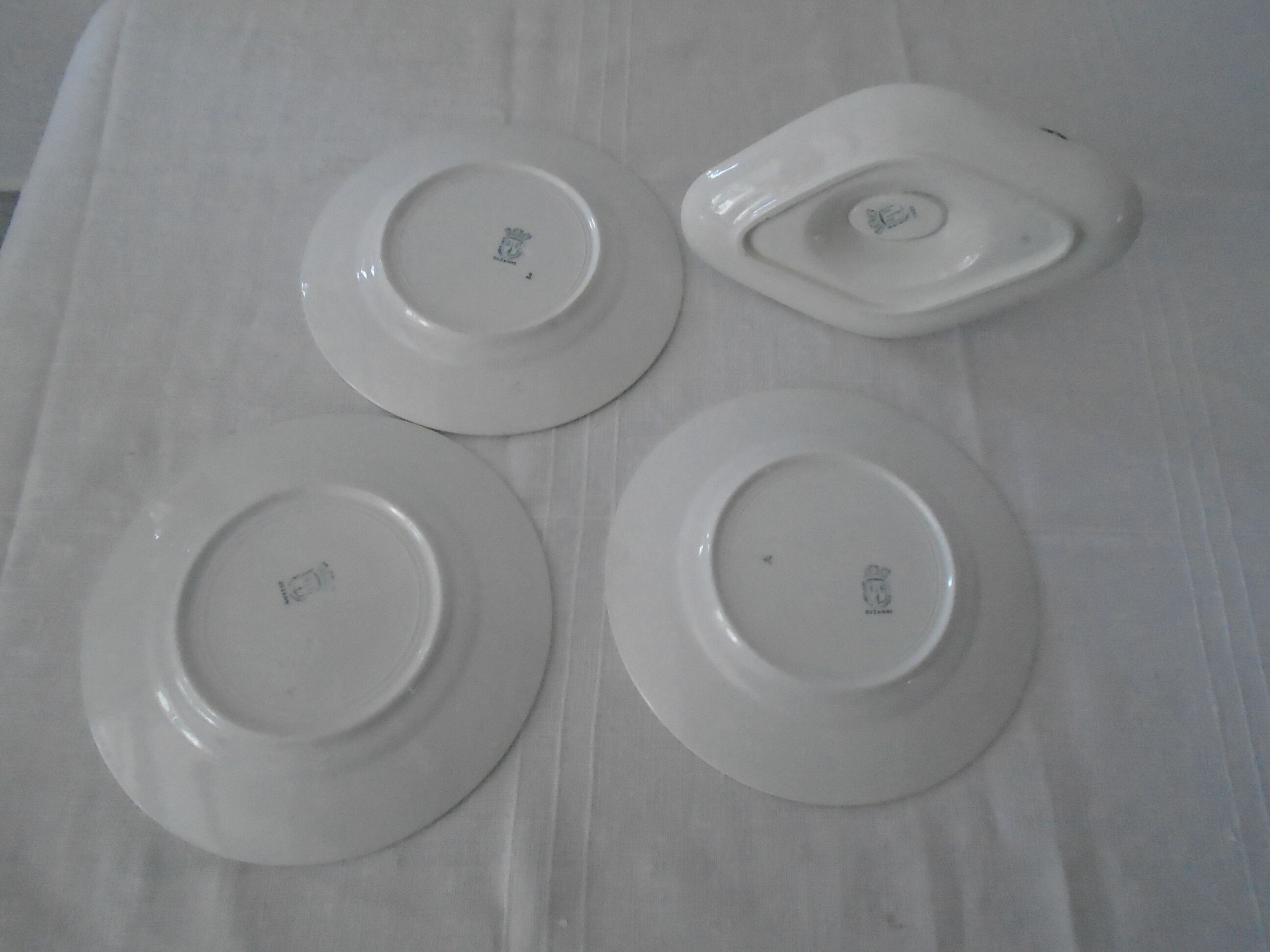 4 Pieces Saint Amand 3 flat plates - saucière décor blue green model Suzanne faience ancient