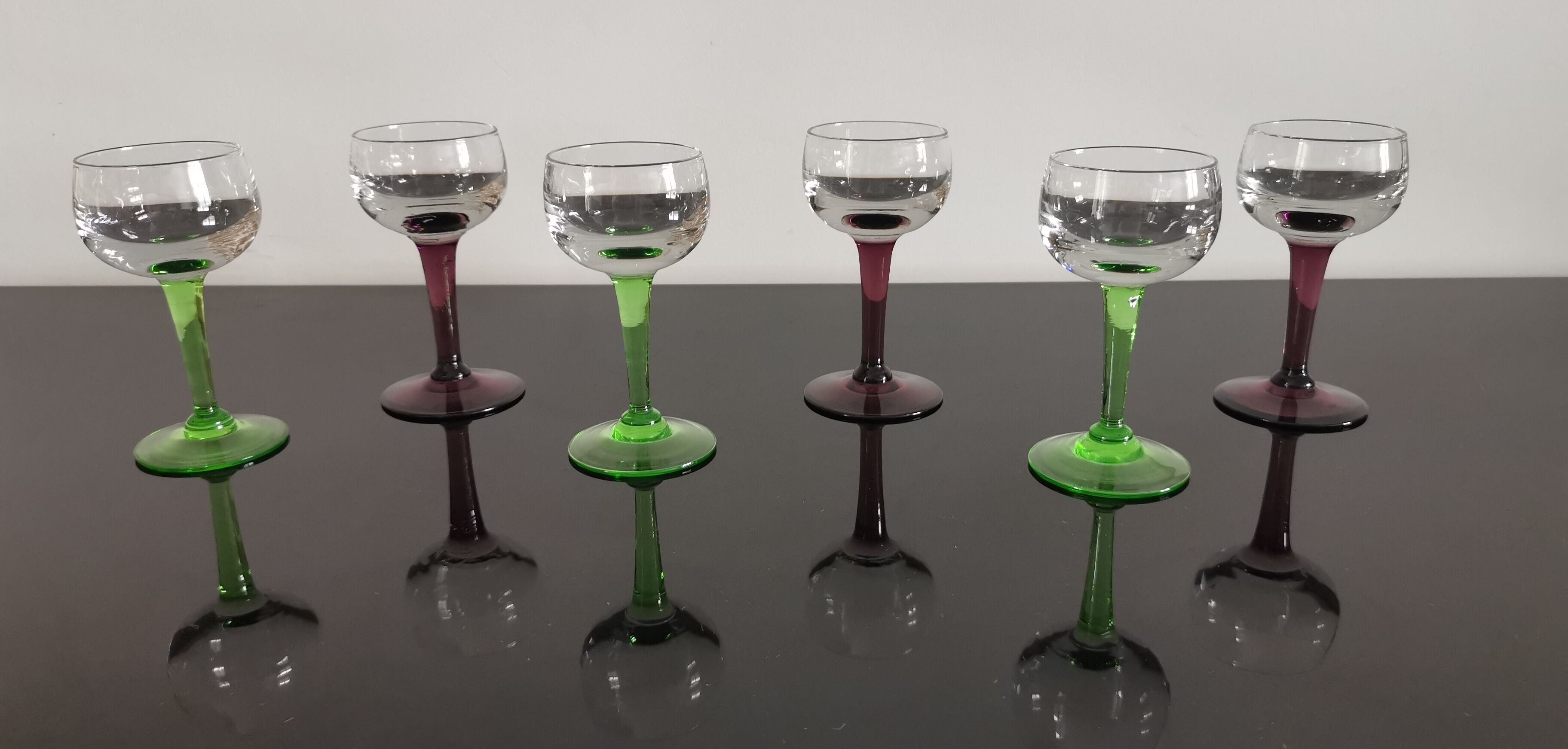 6 anciens verres à liqueur en cristal sur pieds de couleurs  des années 20/30