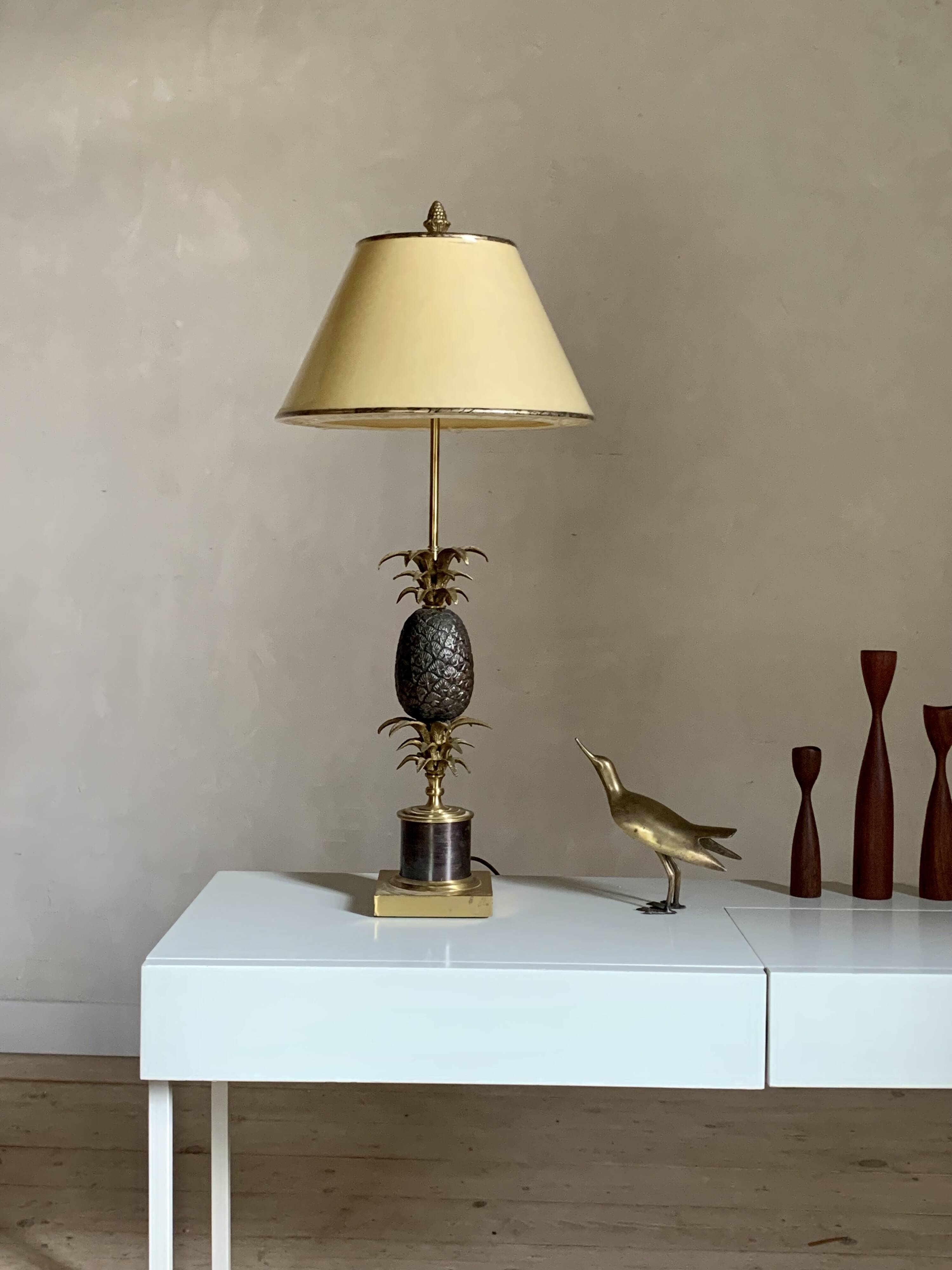 Bronze pineapple lamp