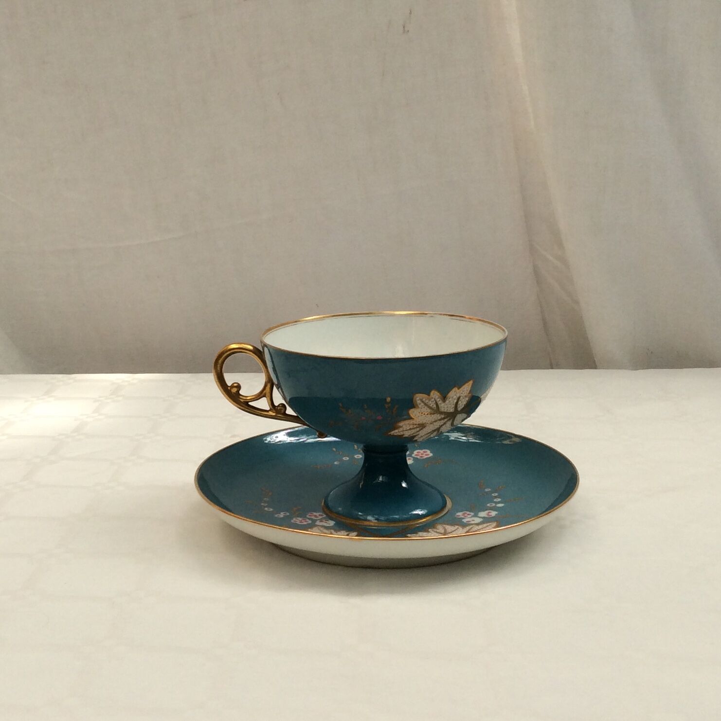 Ancienne tasse et soucoupe à chocolat en porcelaine de Paris Dimension : hauteur -8,5cm- D-11,5cm-