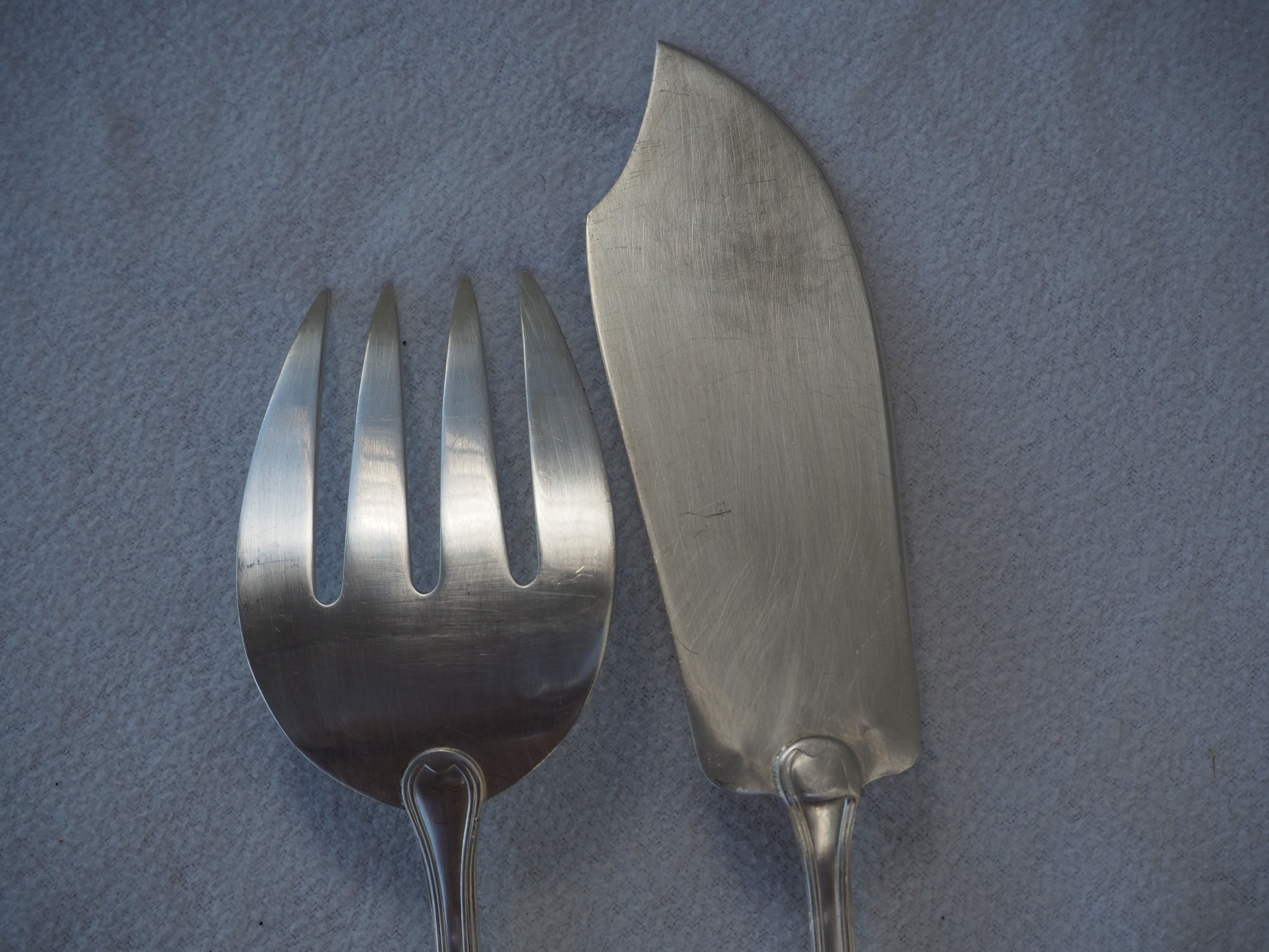 Fish service and its 6 silver-plated cutlery, crossed ribbon model