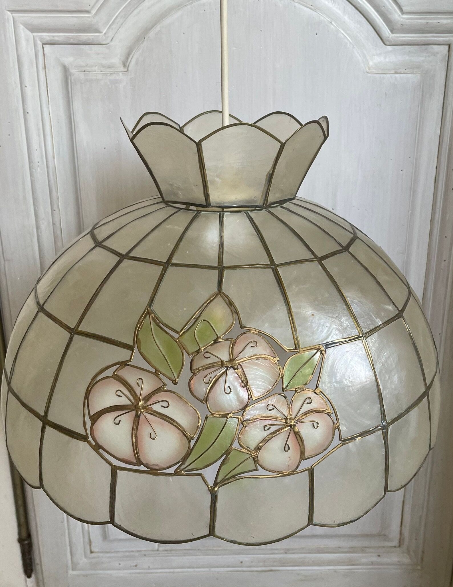 Mother-of-pearl pendant light
