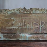 Paire de jardinières murales en faïence signées, cache-pot