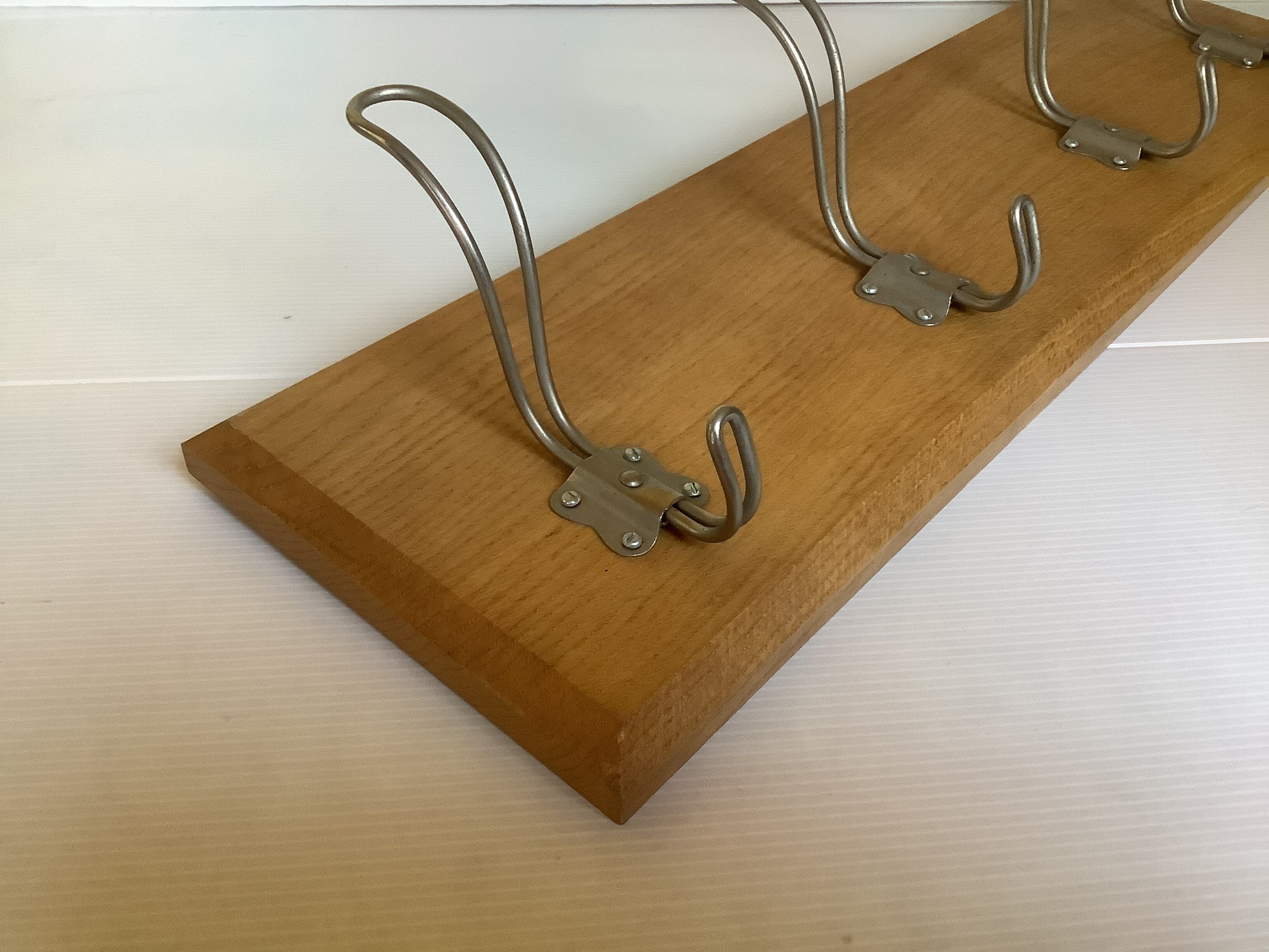 Wall coat rack in thick wood 4 hooks