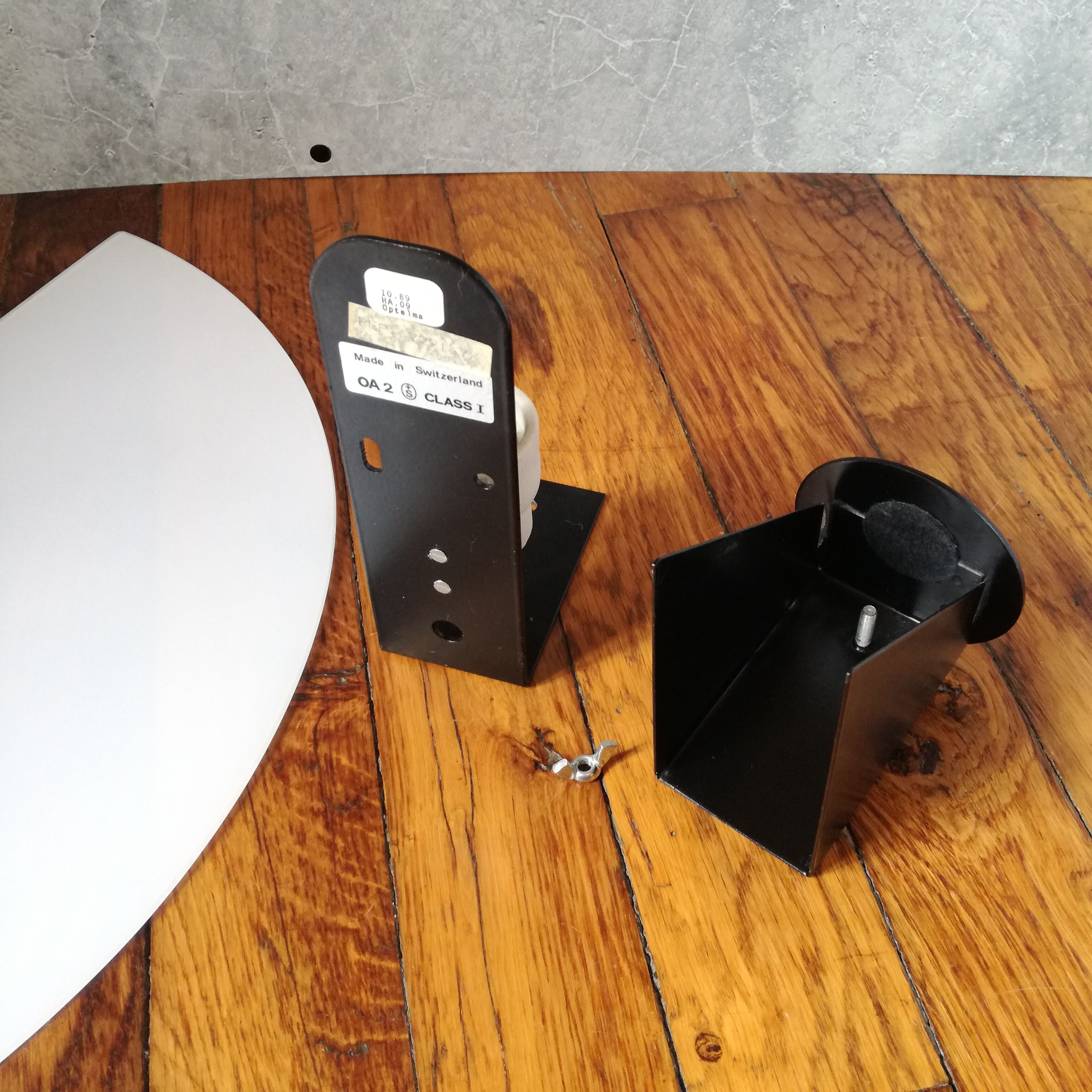 Fan-shaped wall lamp, opaline glass Ø42