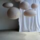 Grande suspension en rotin et lin naturel japonisante ovale aplatie rosée