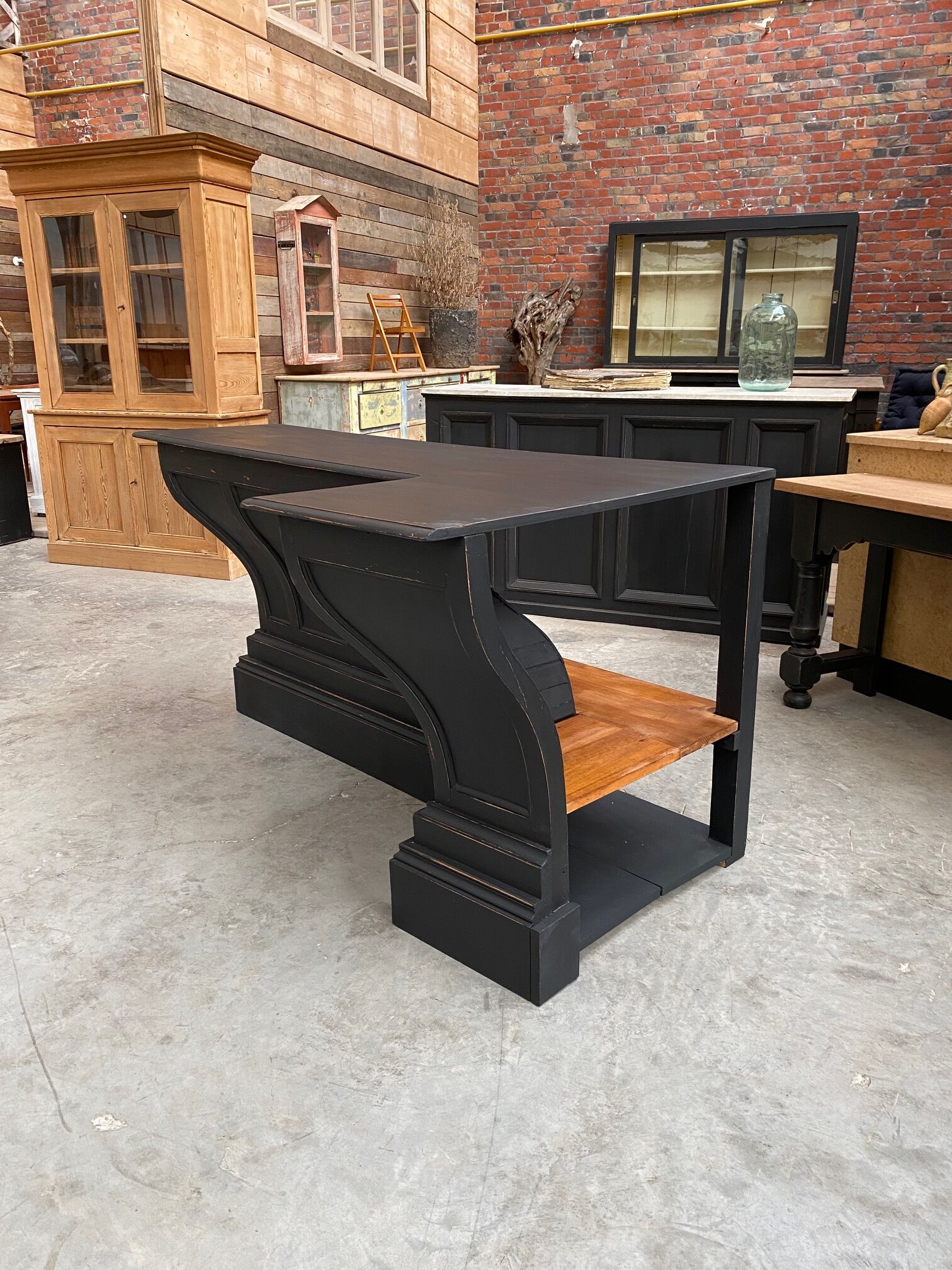 XXth middle corner counter