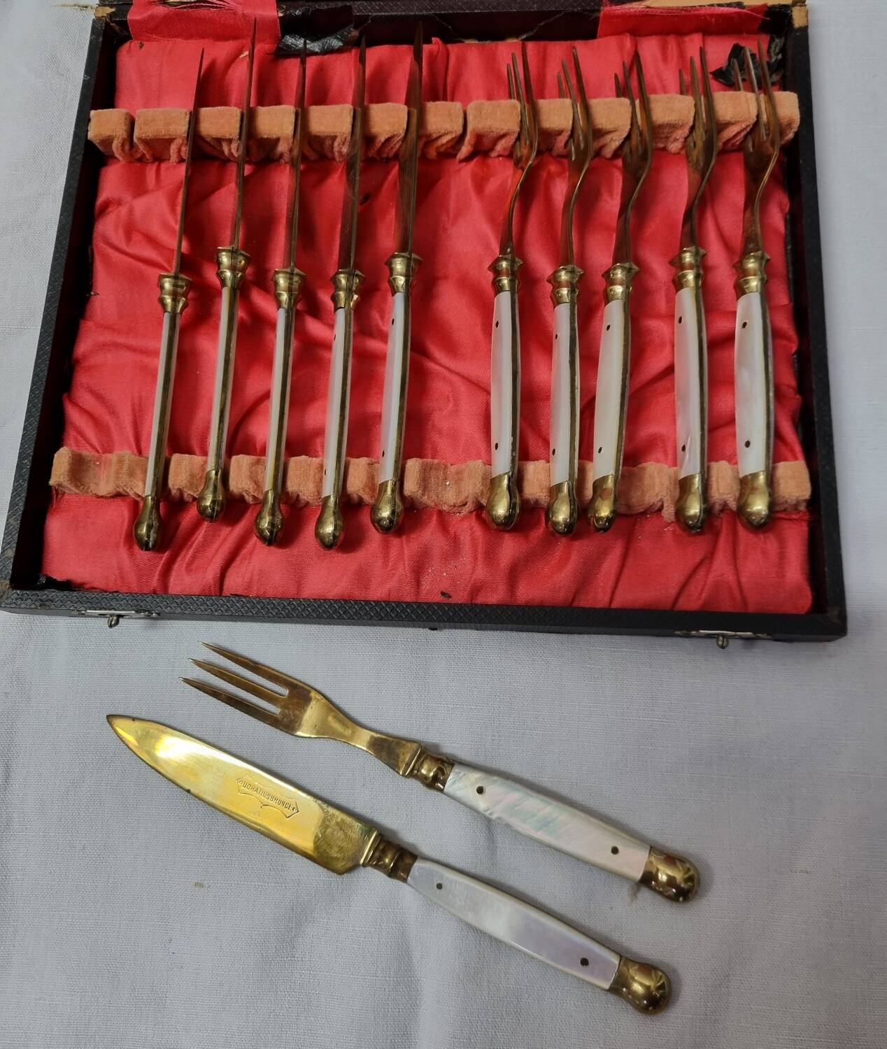 Cutlery for cheeses, desserts, mother-of-pearl & vermeil