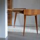 Bureau moderniste à pieds compas