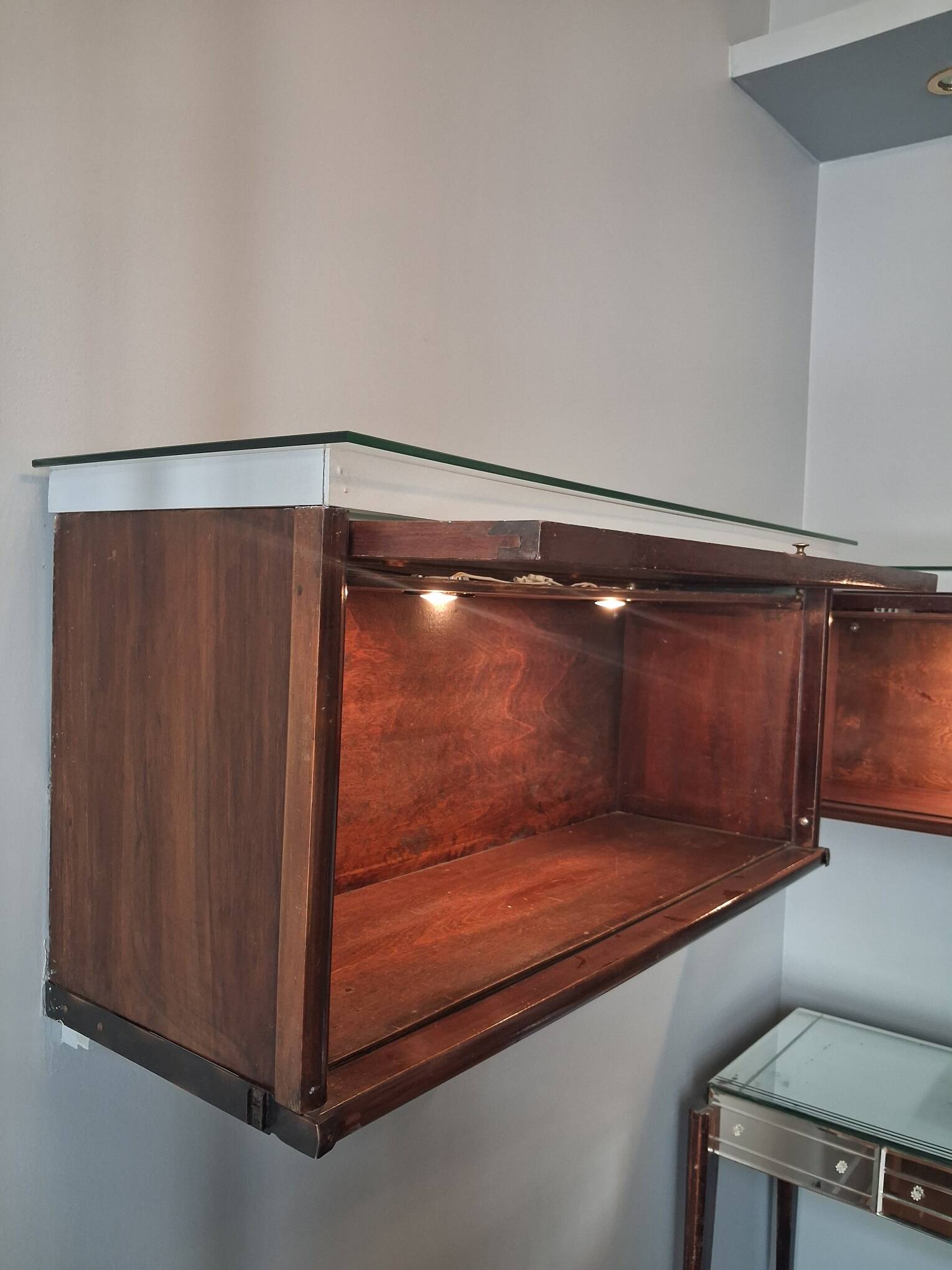 vitrine - coffre en bois et verre