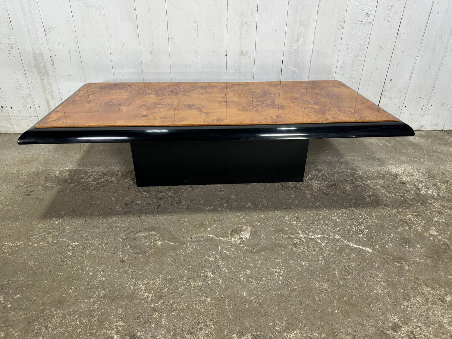 Table basse laqué noir et loupe d’orme dans le style Willy Rizzo