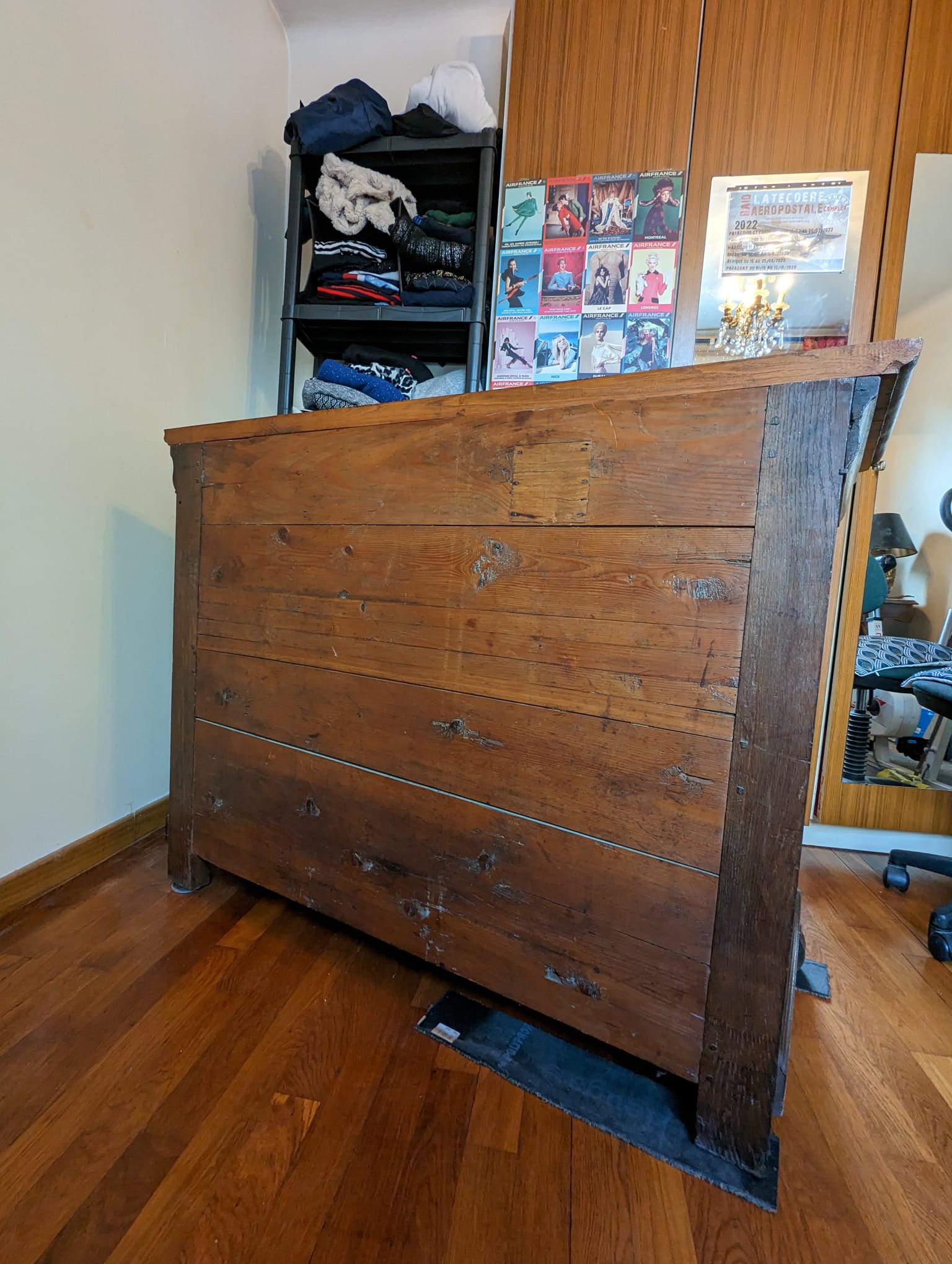 Commode en chêne blond mouluré