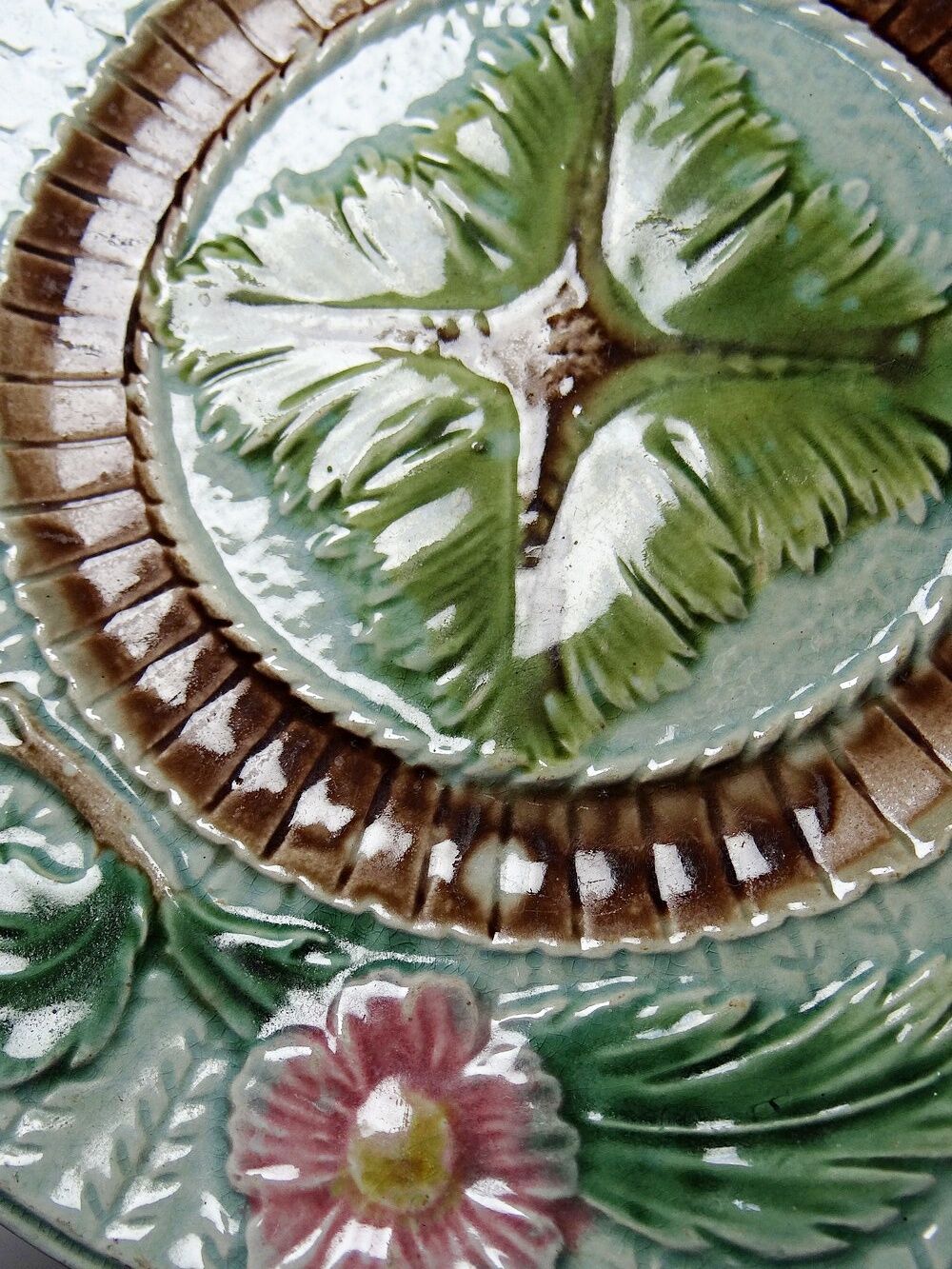 Polychrome slipware dessert plate, with a floral decoration, early 20th century.