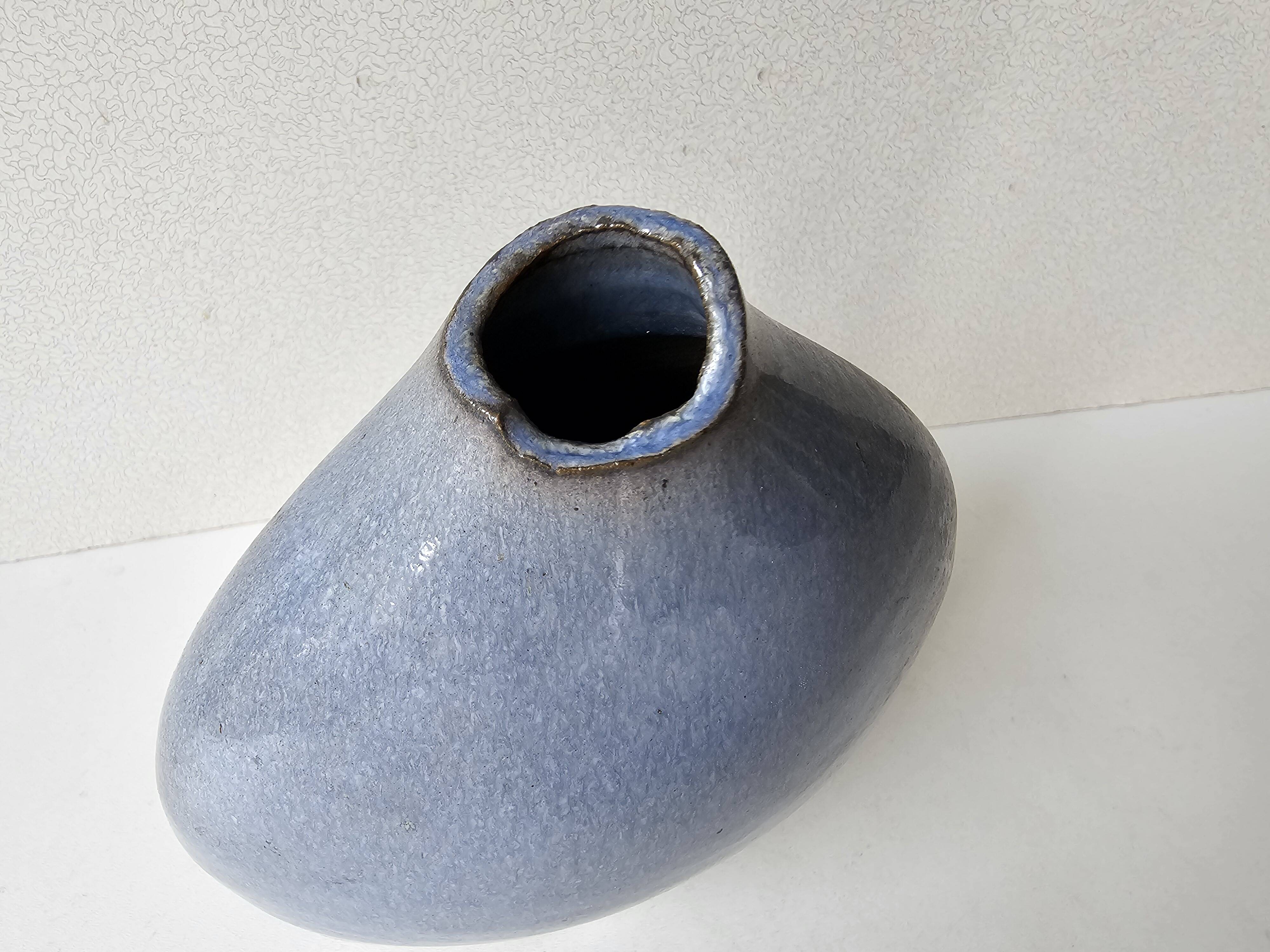Free-form blue glazed ceramic vase - Height 17cm
