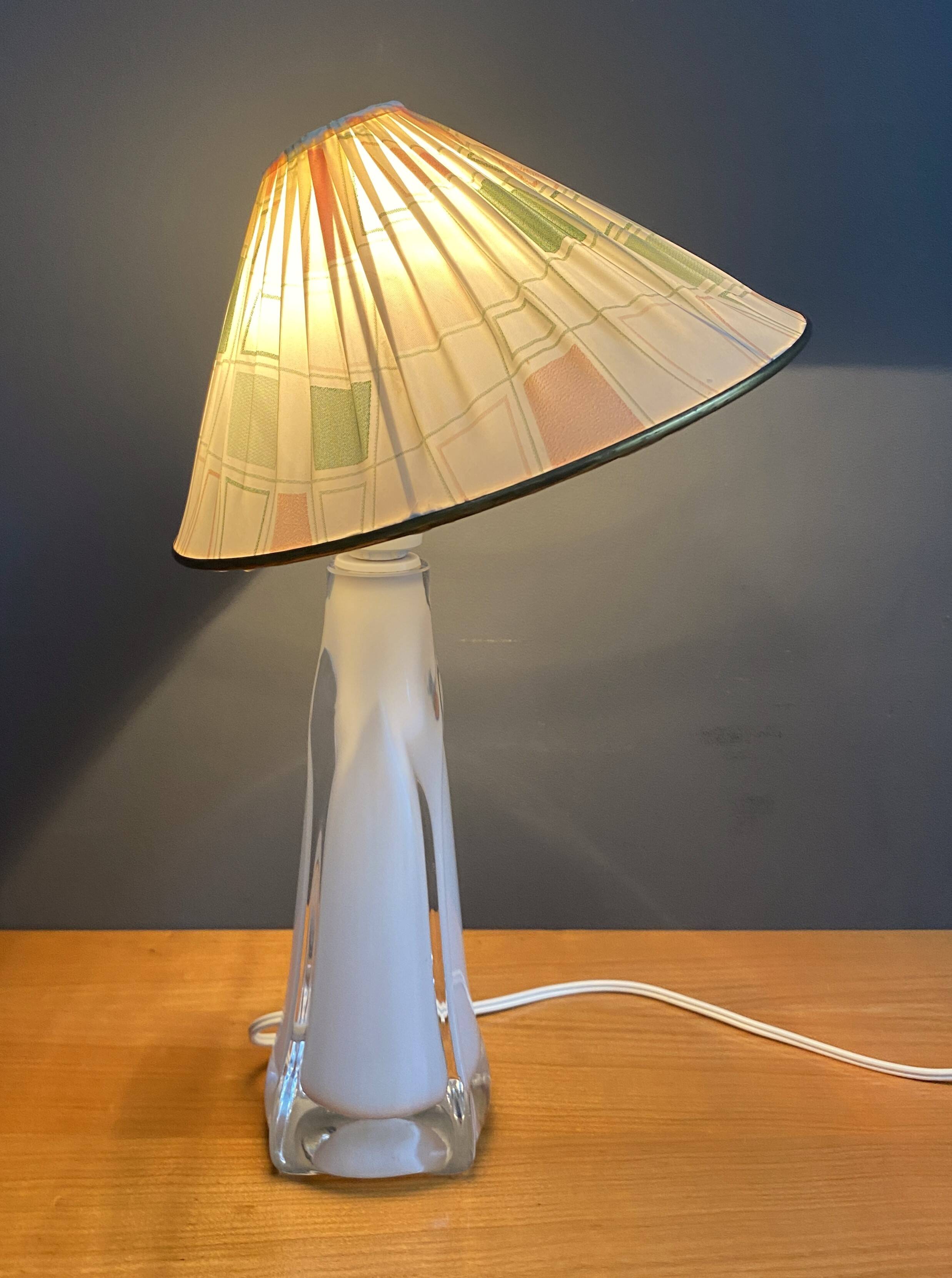 Lampe de table en verre blanc, années 60