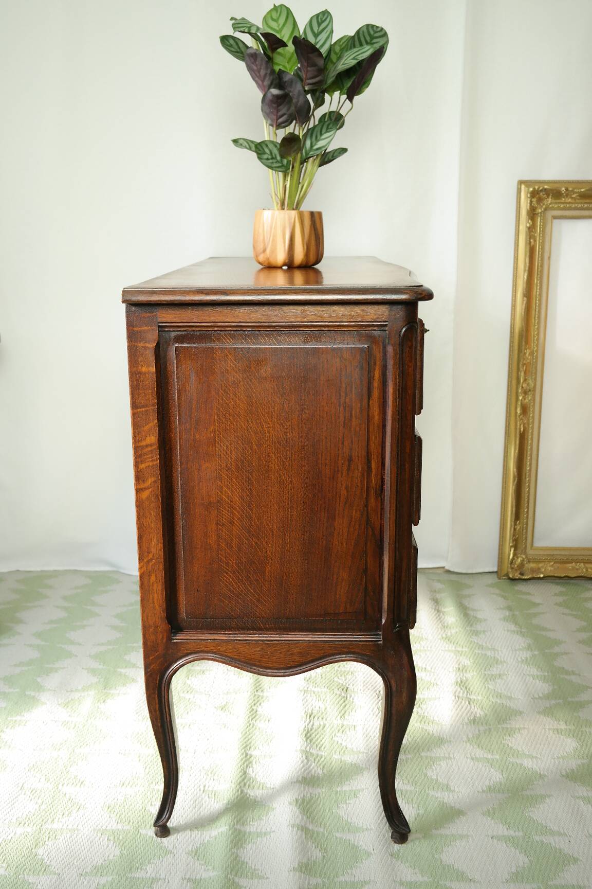 Louis XV style commode in solid oak, 20th century.