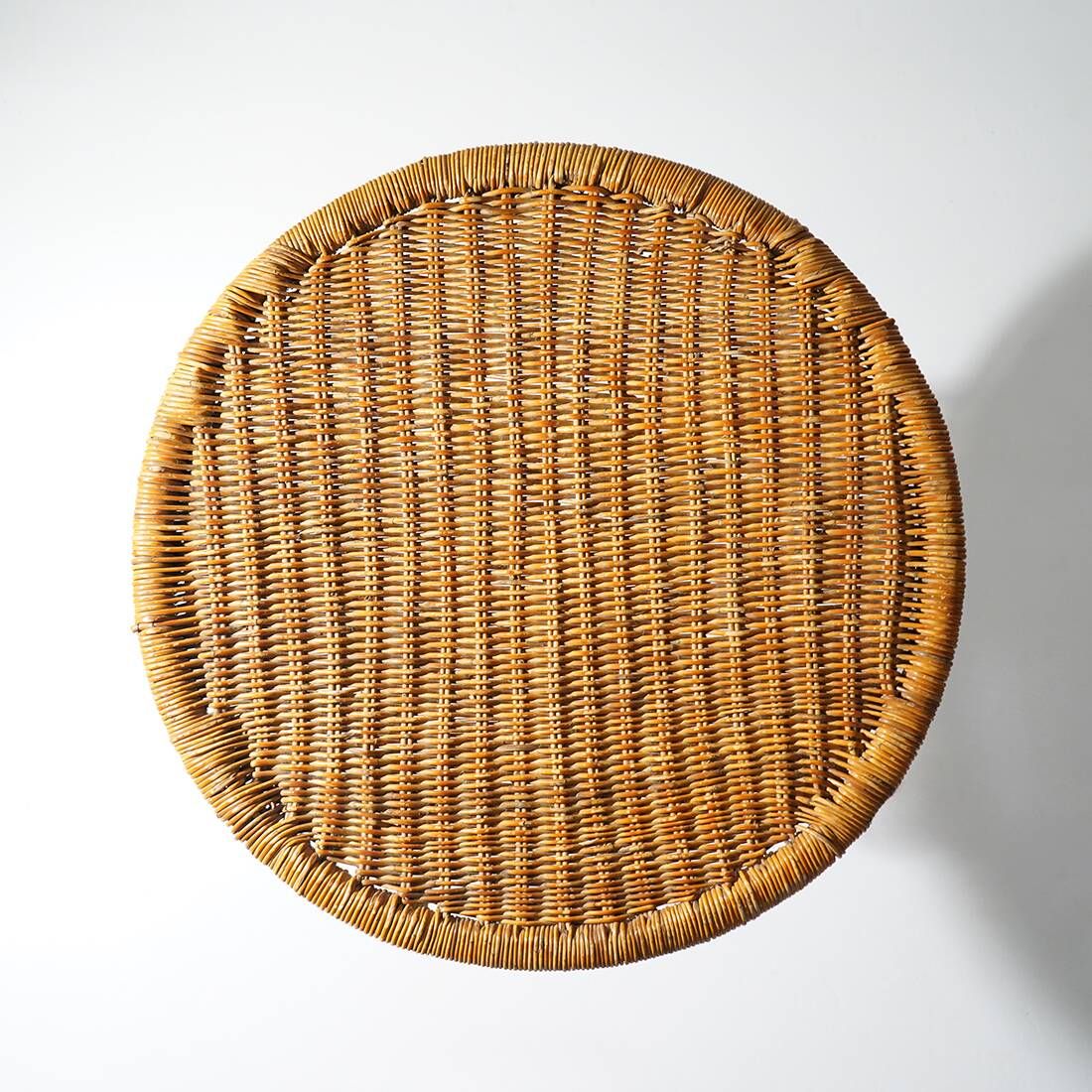 Table basse avec plateau rond en rotin, années 1950