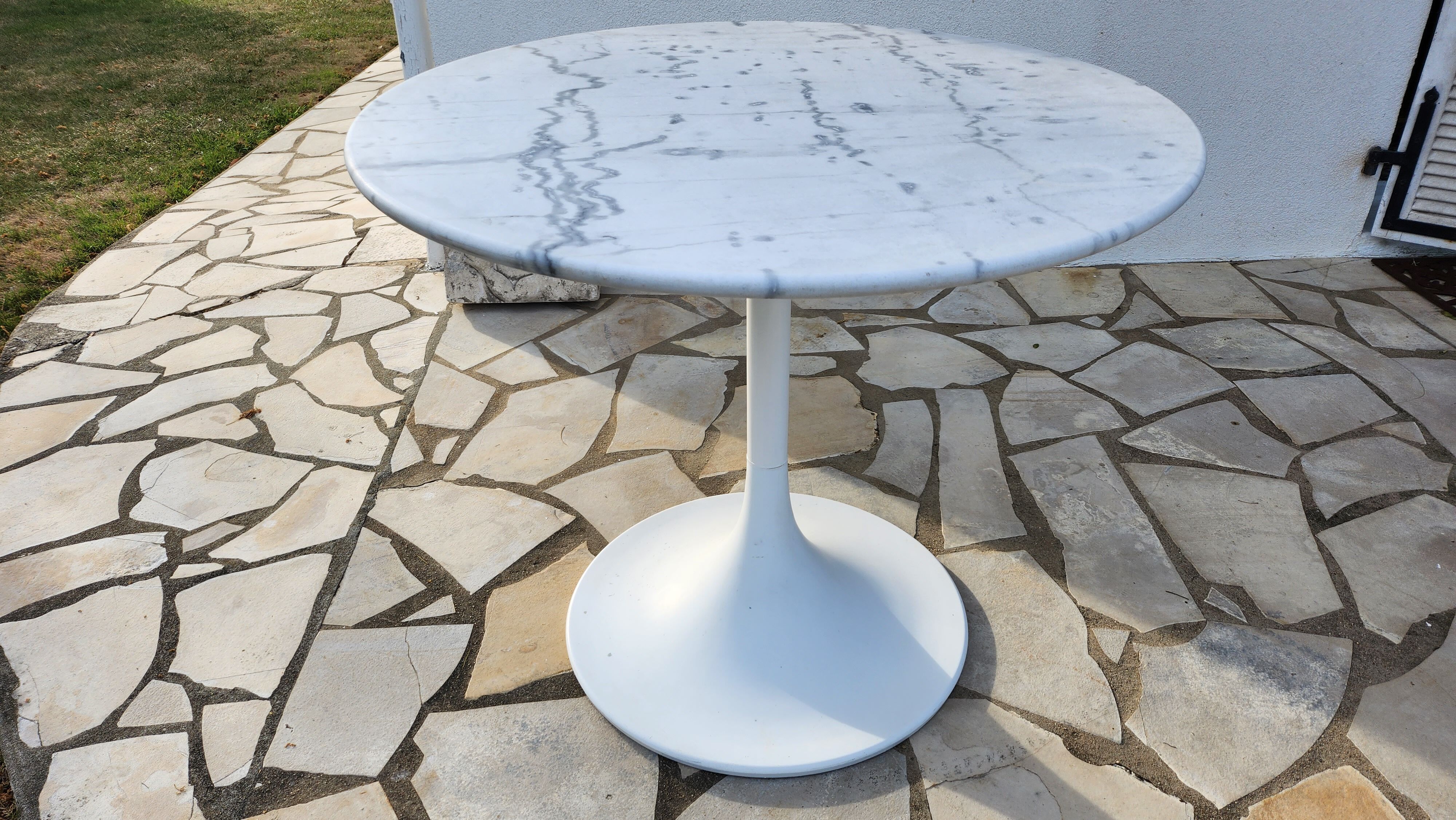 Tulip table Carrara marble 1970