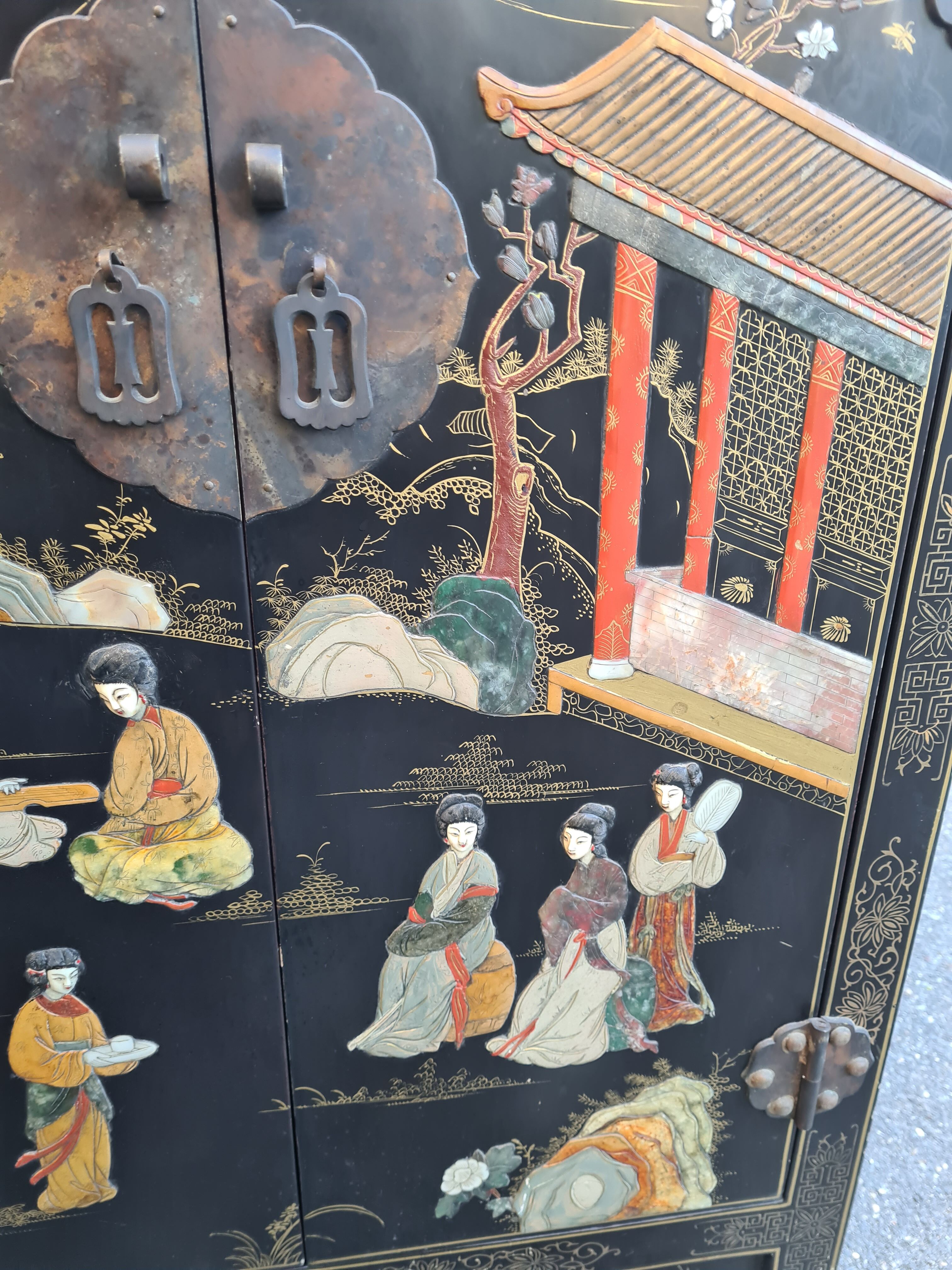 Meuble chinois ouvrant à 2 portes laque noire et pierres dures