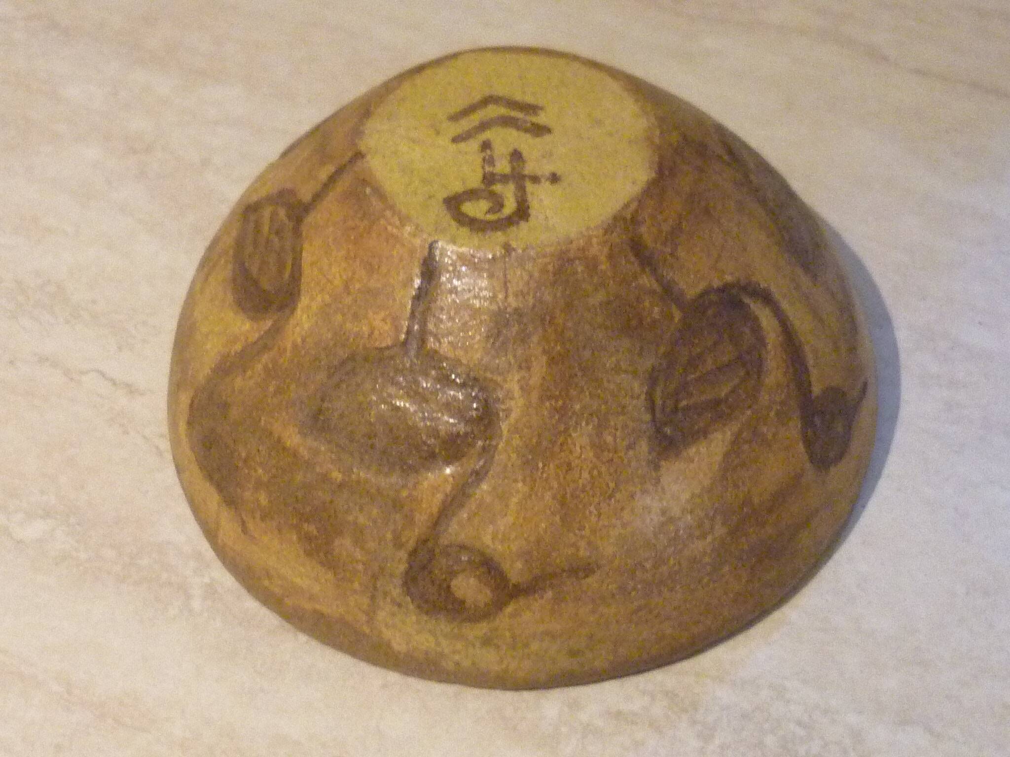 Chamotte clay bowl with bird decoration