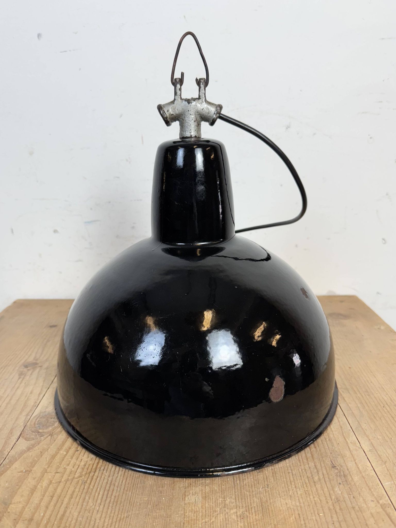 Lampe d'usine industrielle en émail noir avec dessus en fonte, années 1950
