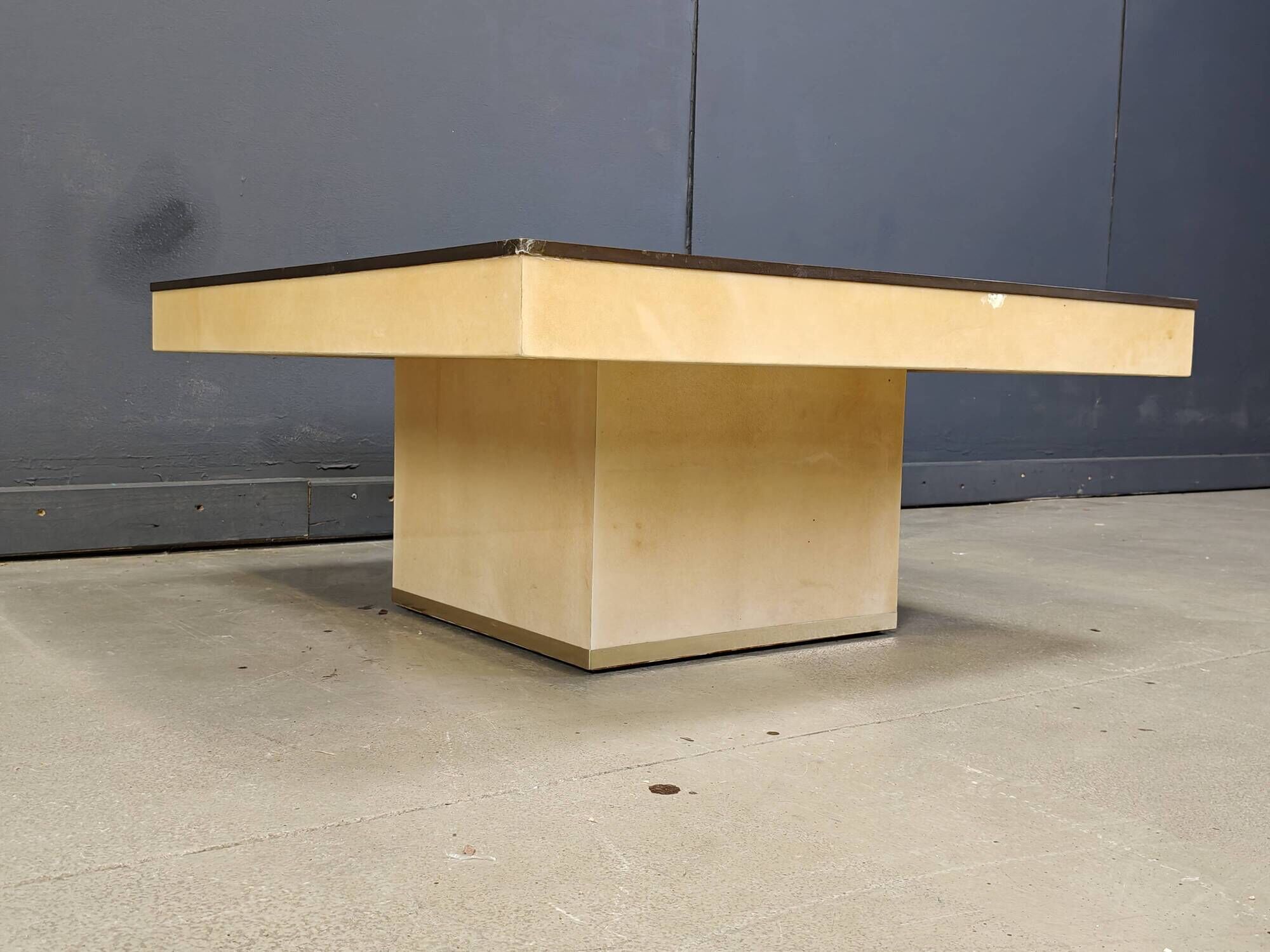 Table basse en peau de chèvre laquée Aldo Tura, années 1960